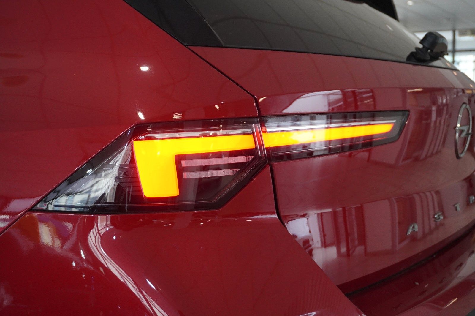 Fahrzeugabbildung Opel Astra L Lim. 1.6 HYBRID ELEGANCE NAVI/LED/KAMERA