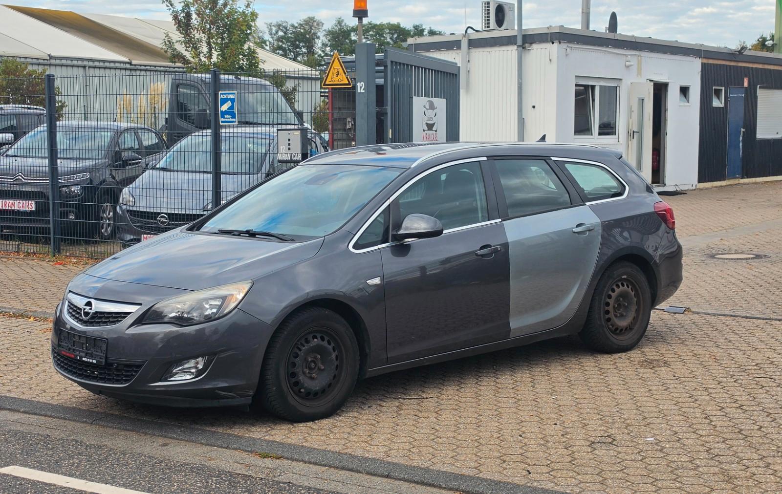 Opel Astra 2011 — interior
