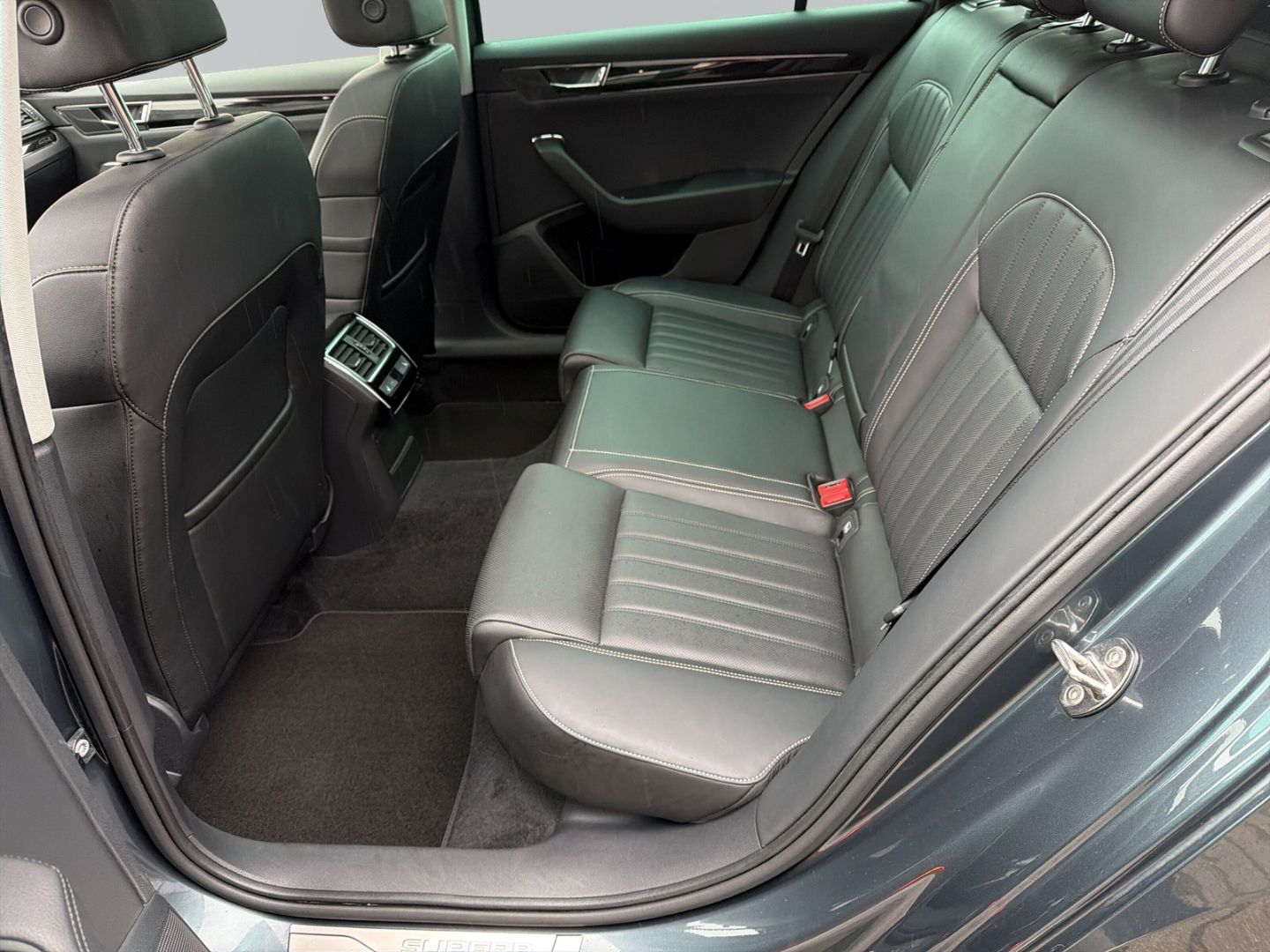 Superb 2.0 TSI DSG Combi L&K *PANO*NAVI*ACC*