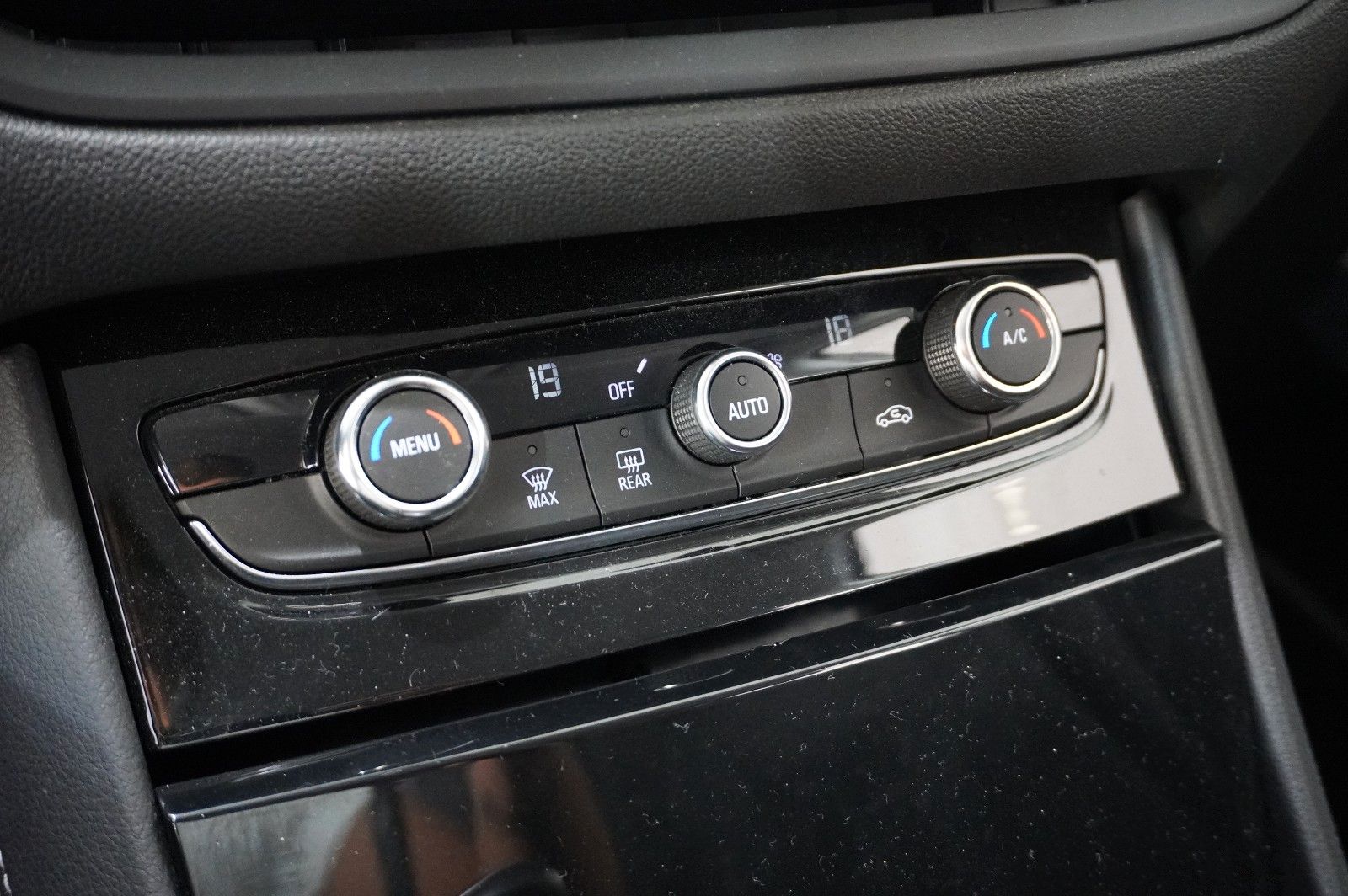 Fahrzeugabbildung Opel Grandland (X) 1.2T GS SPORT NAVI/LED/VIRT./DAB+