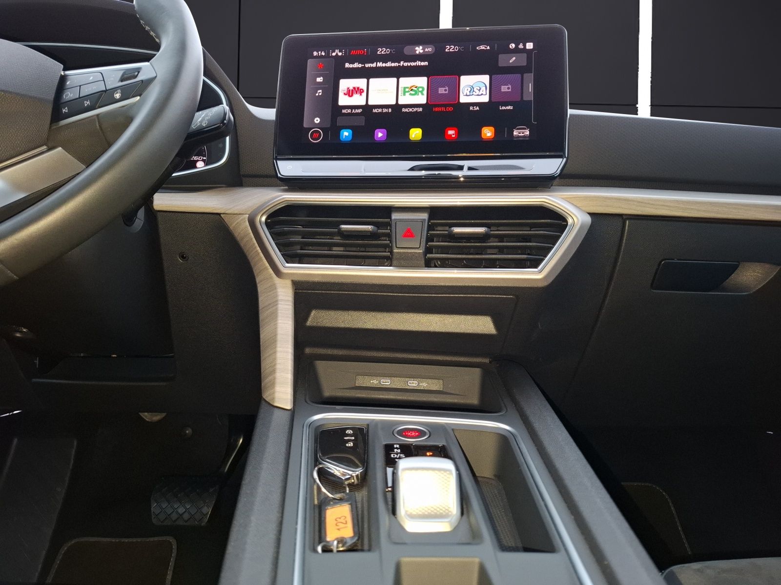 Fahrzeugabbildung SEAT Leon TSI Xcellence DSG LED AHK Navi ACC Park-Aas