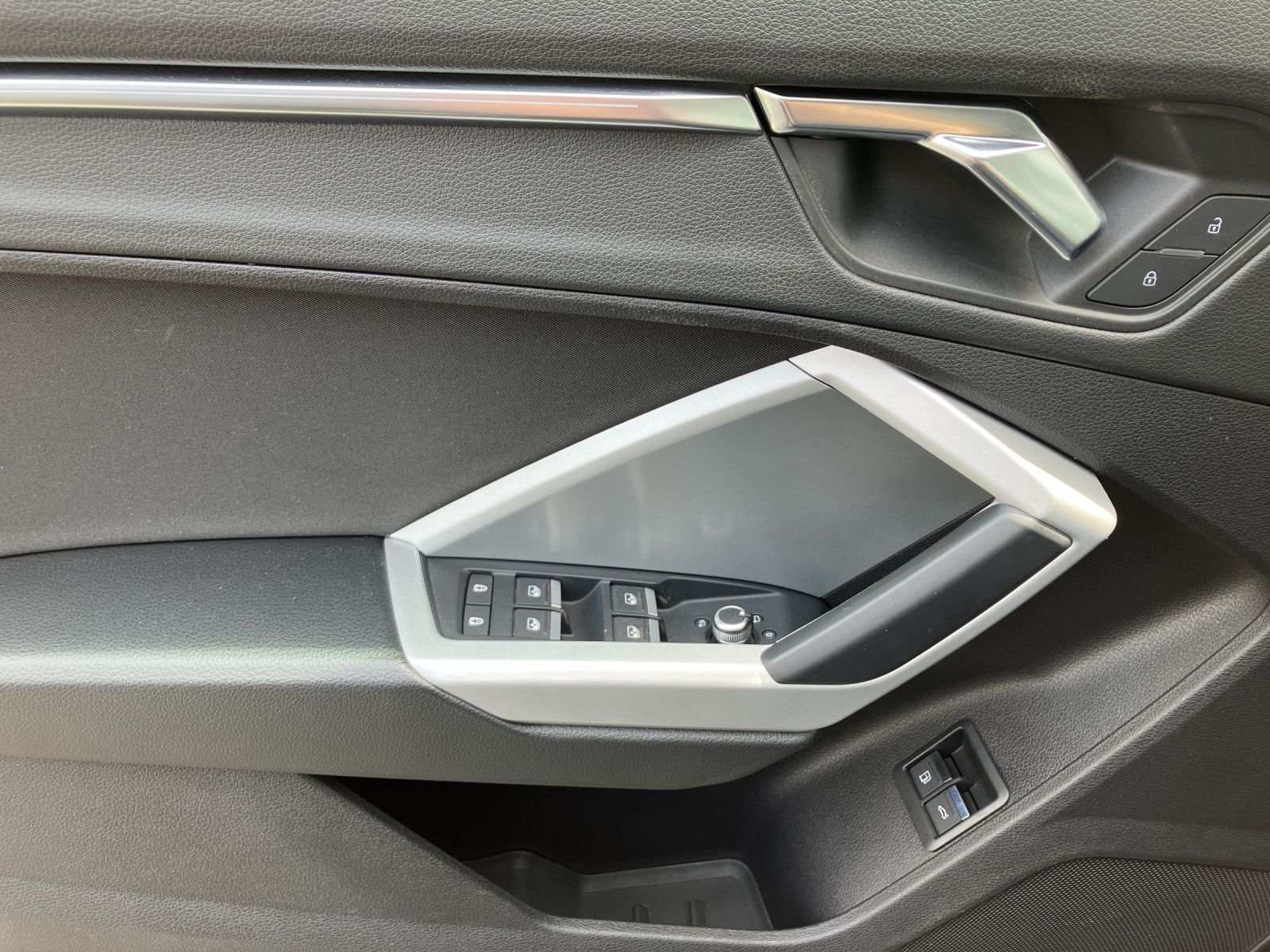 Fahrzeugabbildung Audi Q3 45 TFSI e MATRIX NAVI AHK RFK SHZ GRA