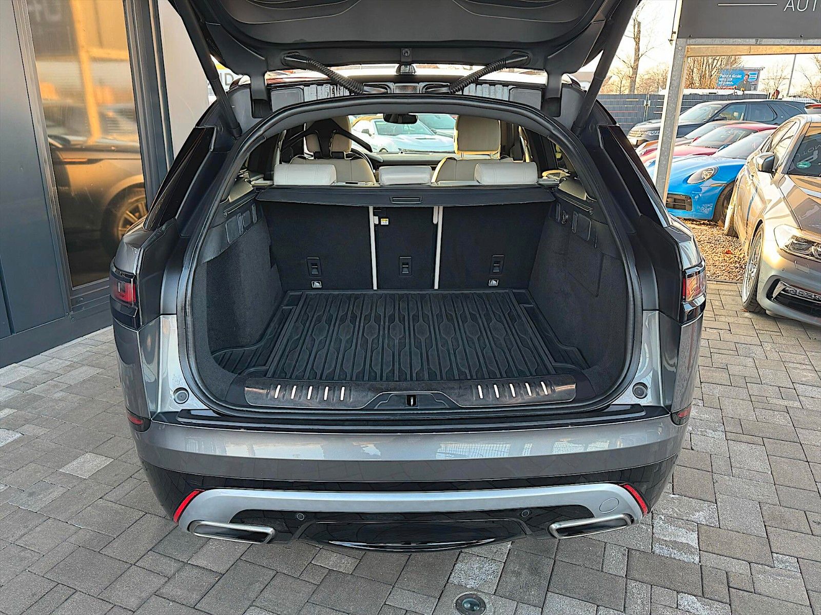 Fahrzeugabbildung Land Rover Range Rover Velar 3.0 R-Dynamic SE *Pano*LED*DAB