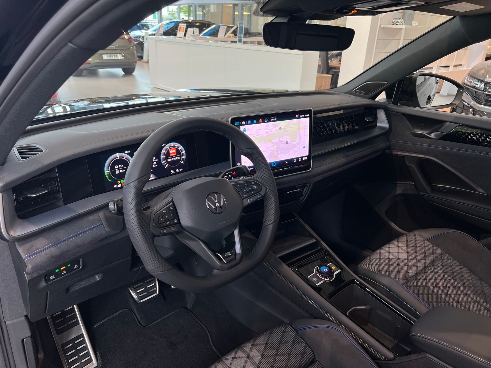 Fahrzeugabbildung Volkswagen Tayron R-Line 1.5 eHybrid DSG *AHK,LM-20",Harman
