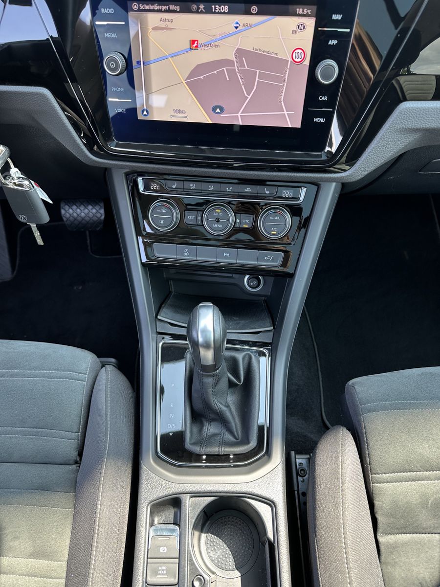 Fahrzeugabbildung Volkswagen Touran 2.0 TDI DSG Highline NAV+LED+ACC+PANORAMA
