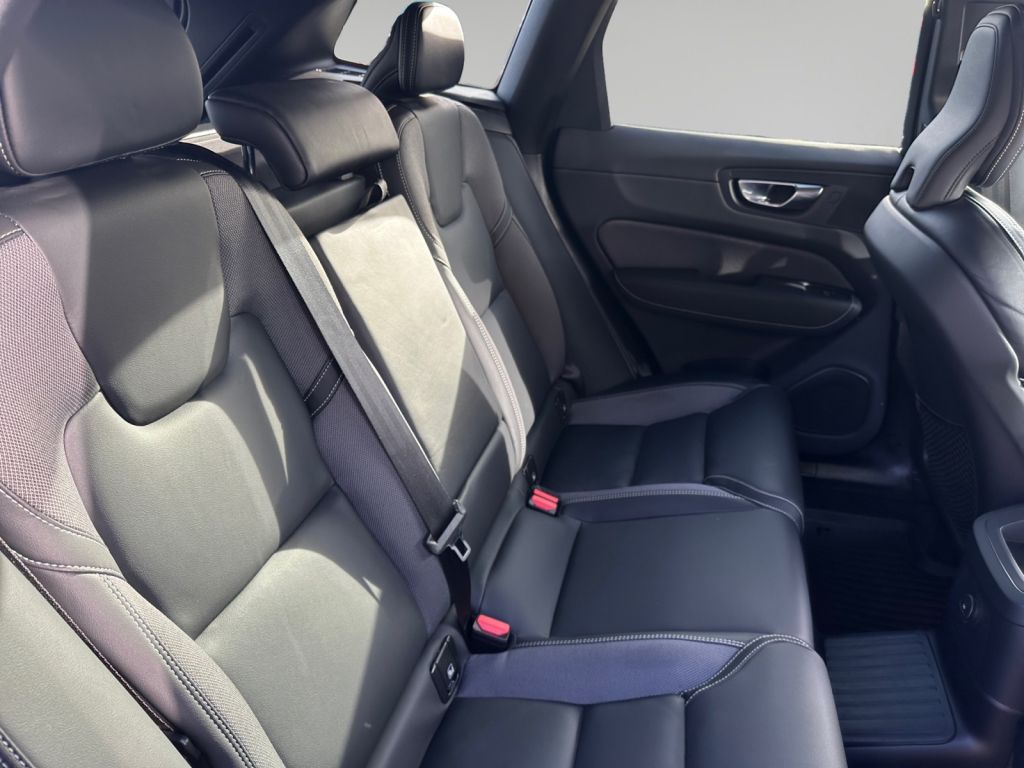 VOLVO XC60 T8 AWD Recharge Plus Dark 360° AHK semi ele VOLVO XC60 T8 AWD Recharge Plus Dark 360° AHK semi ele