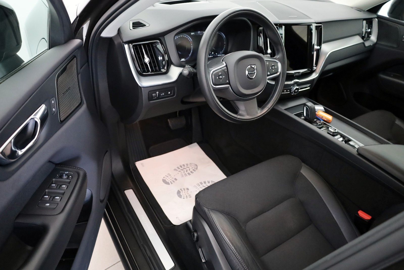 Fahrzeugabbildung Volvo XC60 T6 AWD R Design,HUD,Panoram,360°,4xSHAHK+WR