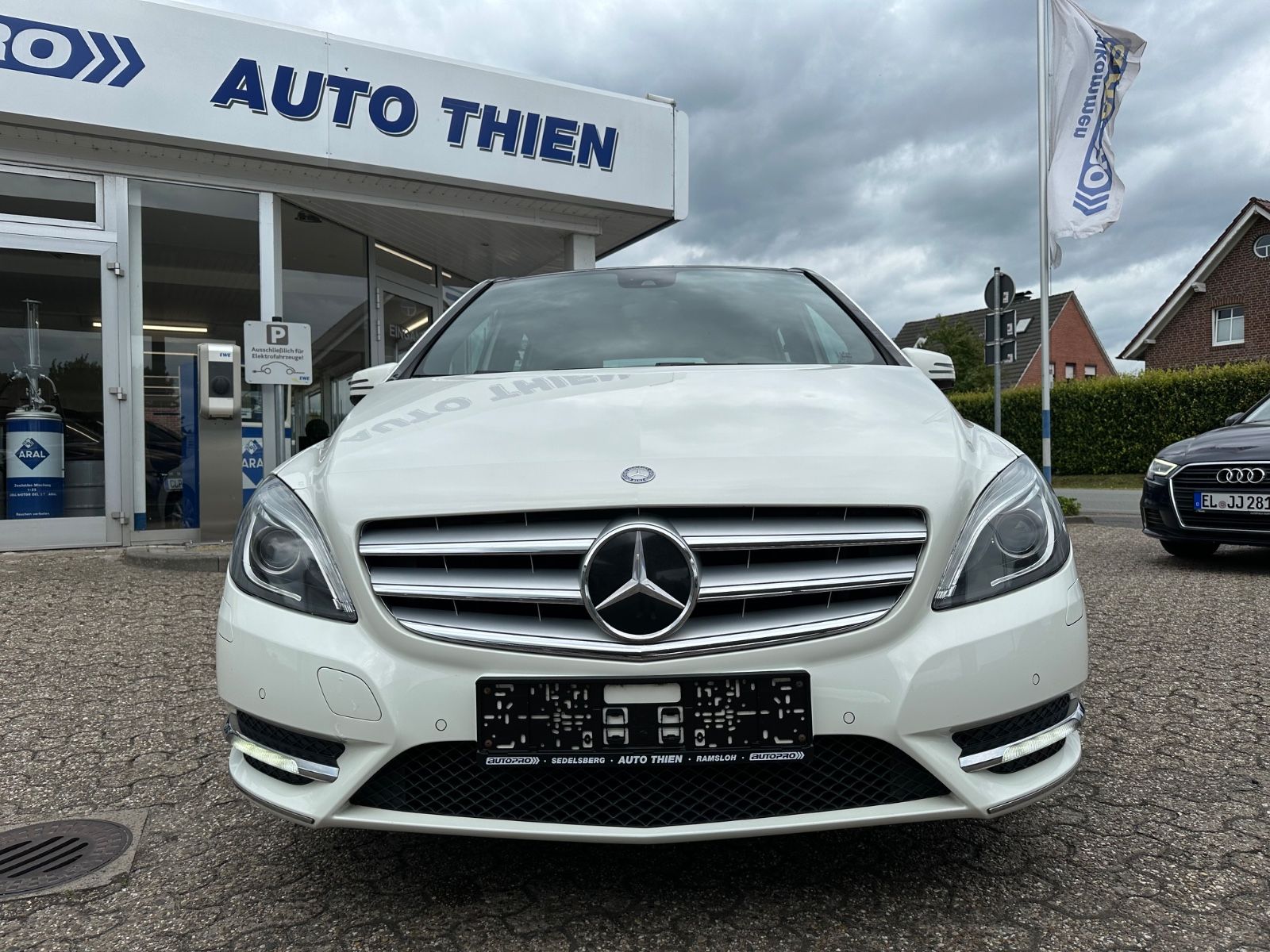 Fahrzeugabbildung Mercedes-Benz B 180 AHK/BiXenon/Pano/Navi/SHZG/GJR