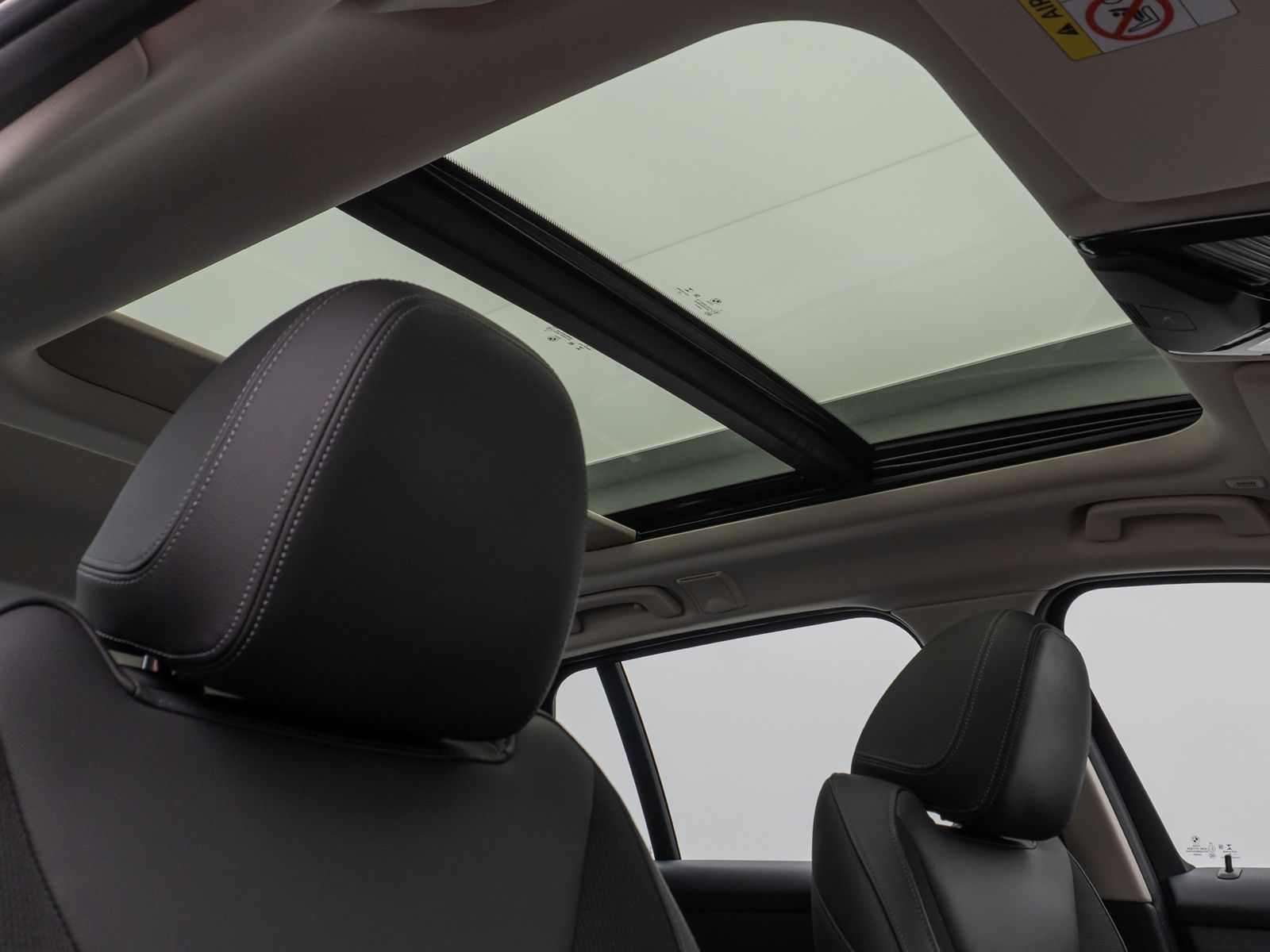 Fahrzeugabbildung BMW 320d Panorama DAB HiFi Lenkrhzg PDC AHK Alarm