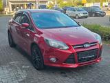 Ford Focus Lim. Titanium/TÜV NEU - Ford Focus aus 2011: Limousine