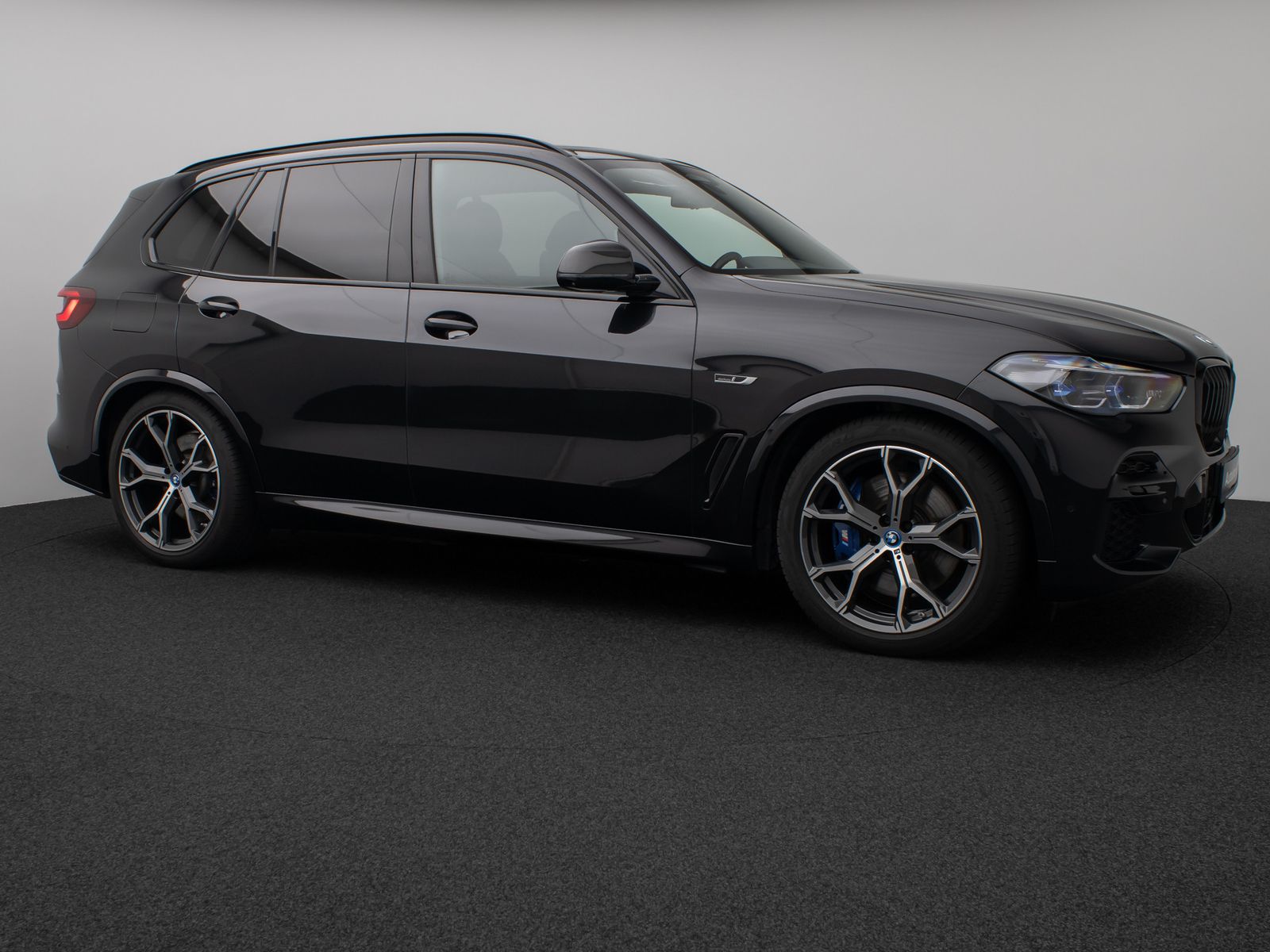 Fahrzeugabbildung BMW X5 xD45e M Sport Panorama Laser 360°HUD DAB B&W