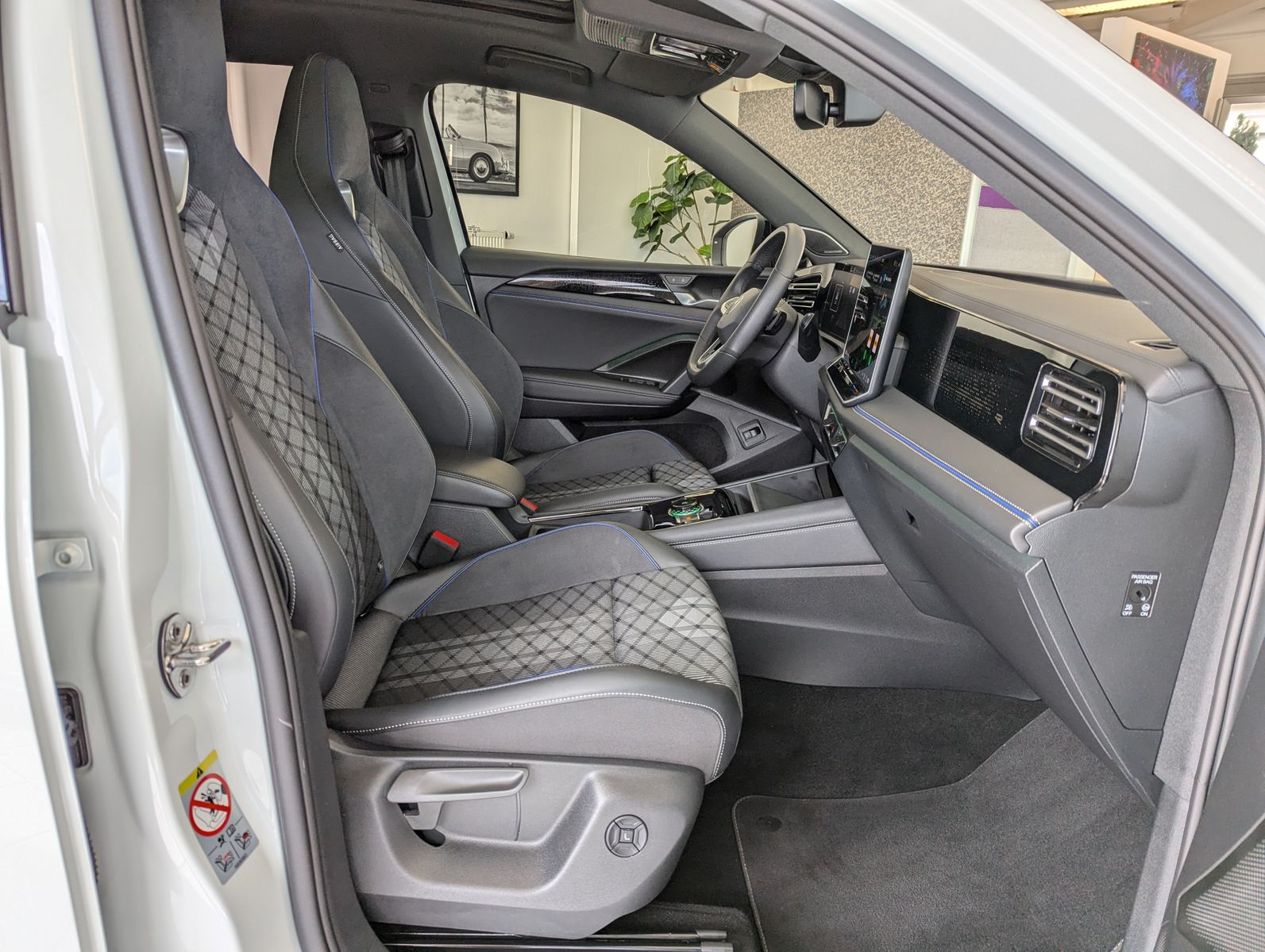 Photo du véhicule Volkswagen Tiguan 2.0TDI R-Line 4M Pano Black AHK Matrix 20