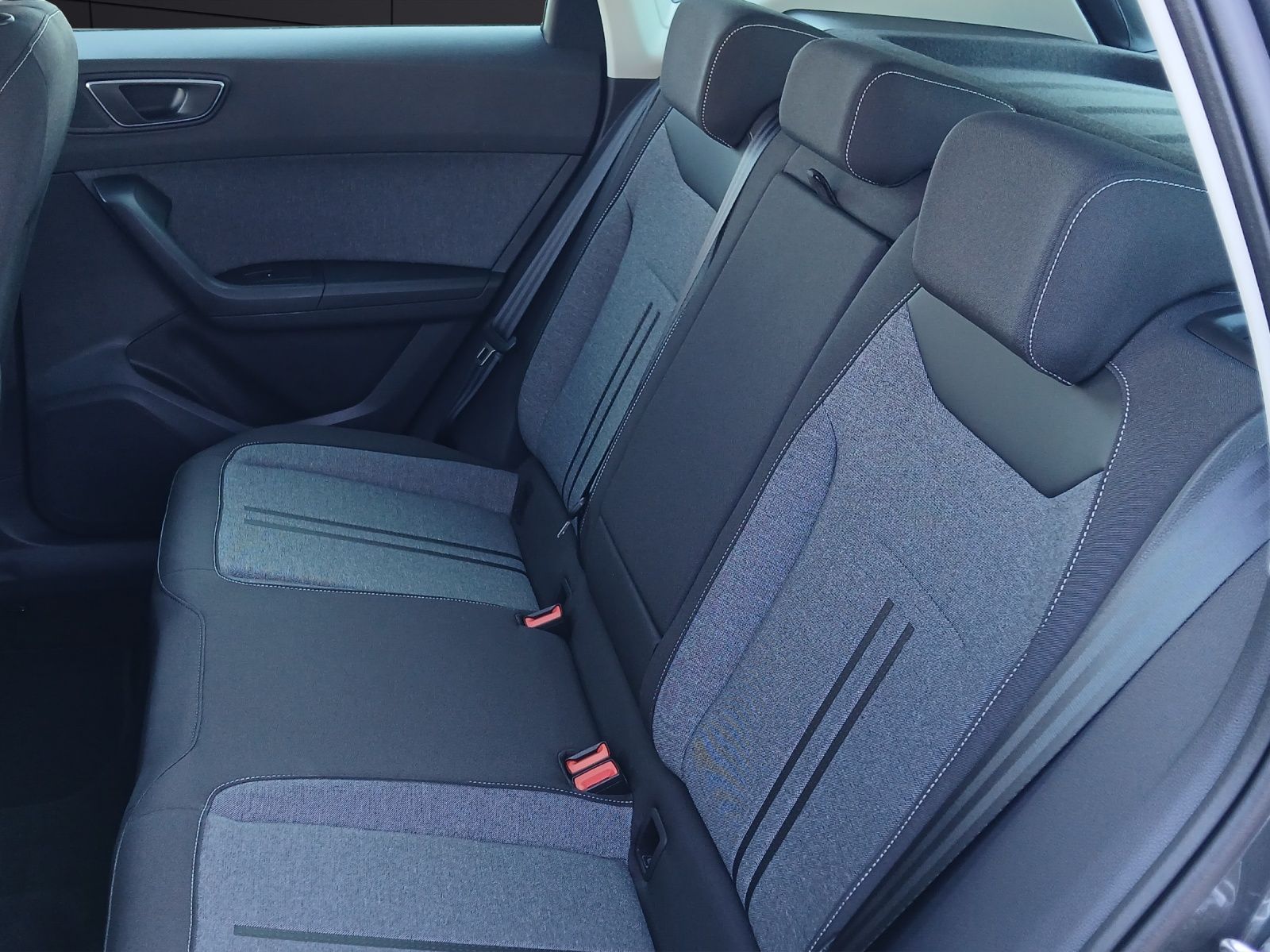 Fahrzeugabbildung SEAT Ateca Style 1.5 TSI DSG Kessy LED