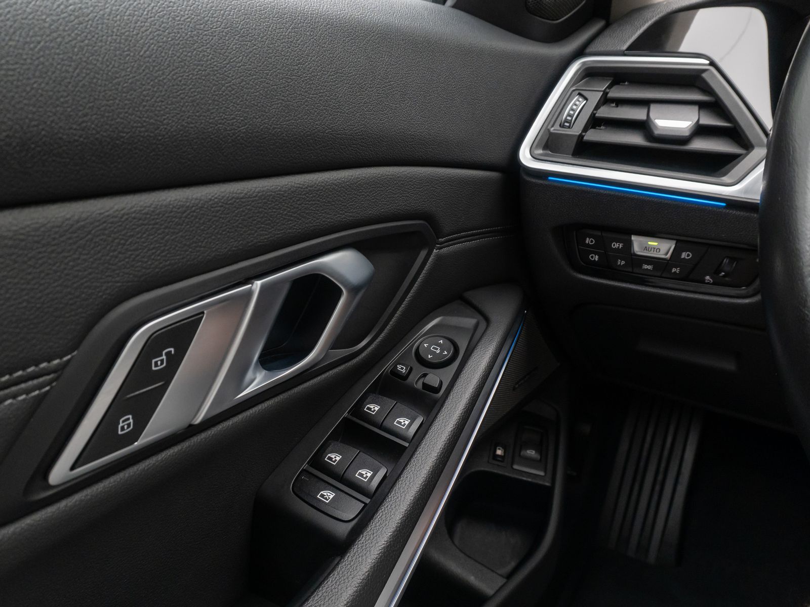 Fahrzeugabbildung BMW 330e  Sport Line Kamera DAB Laser HUD H/K Alarm