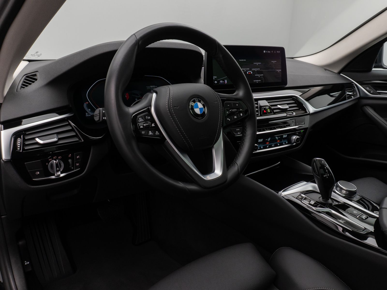 Fahrzeugabbildung BMW 520d Panorama Kamera DAB HiFi ACC Alarm M Sport