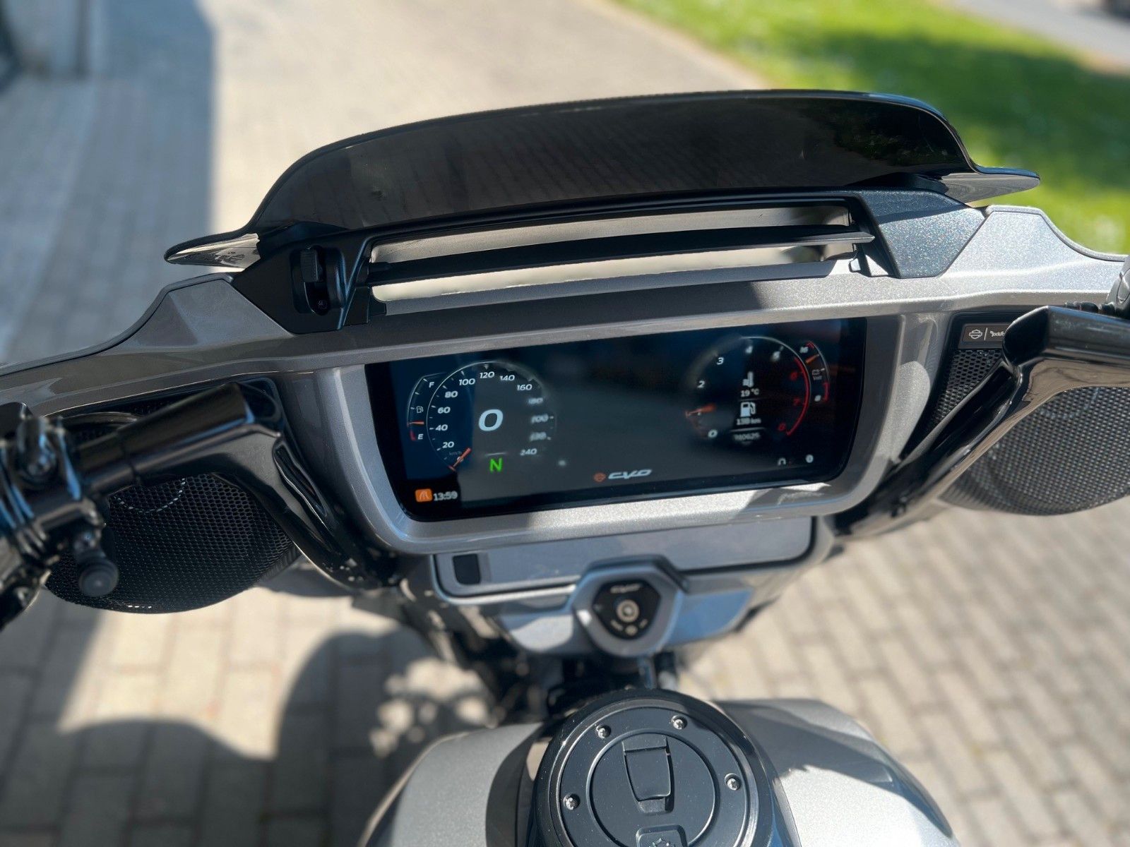 Fahrzeugabbildung Harley-Davidson Street Glide CVO Jekill & H-D Ape Lenker