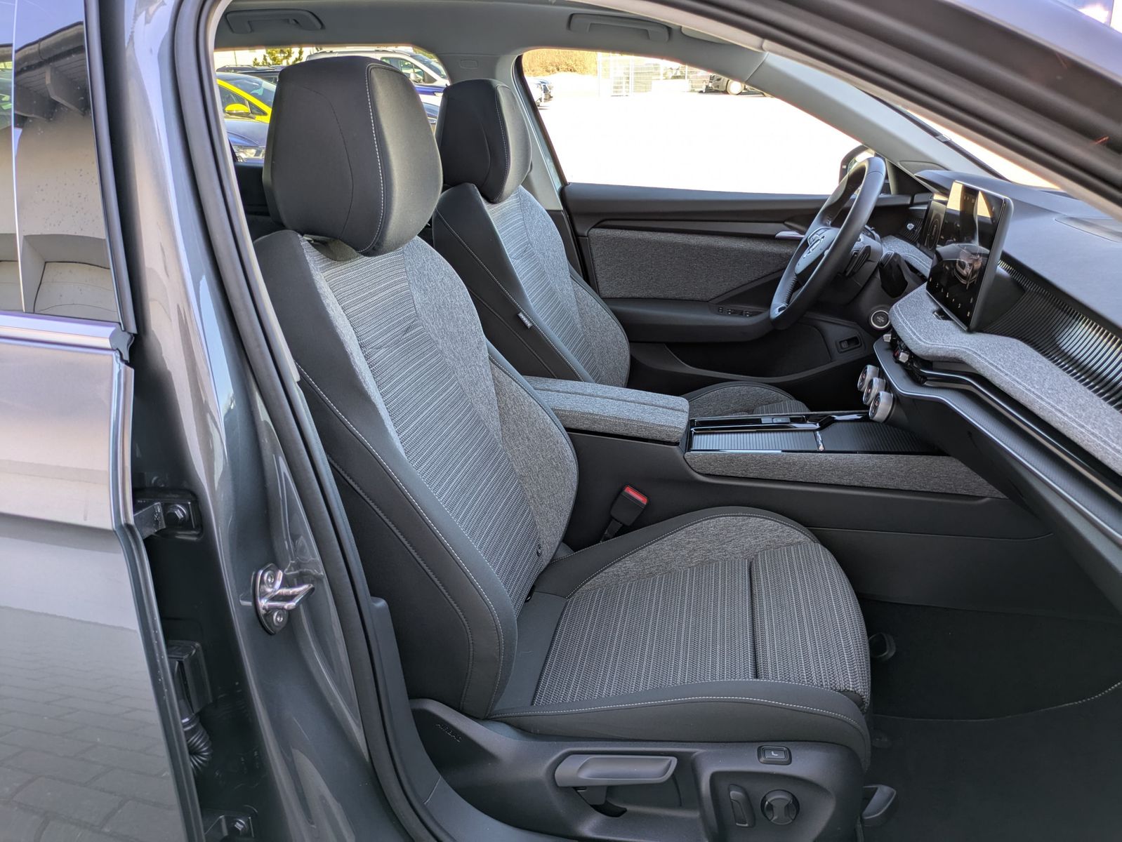 Fahrzeugabbildung SKODA Superb 2.0 TDI 4x4 Selection MATRIX*AHK*PANO*19"