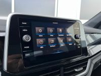 VW T-Roc 1.5 TSI DSG R-Line SHZ NAV AHK KAM 5JGAR bei Autohaus Landmann & Maier OHG
