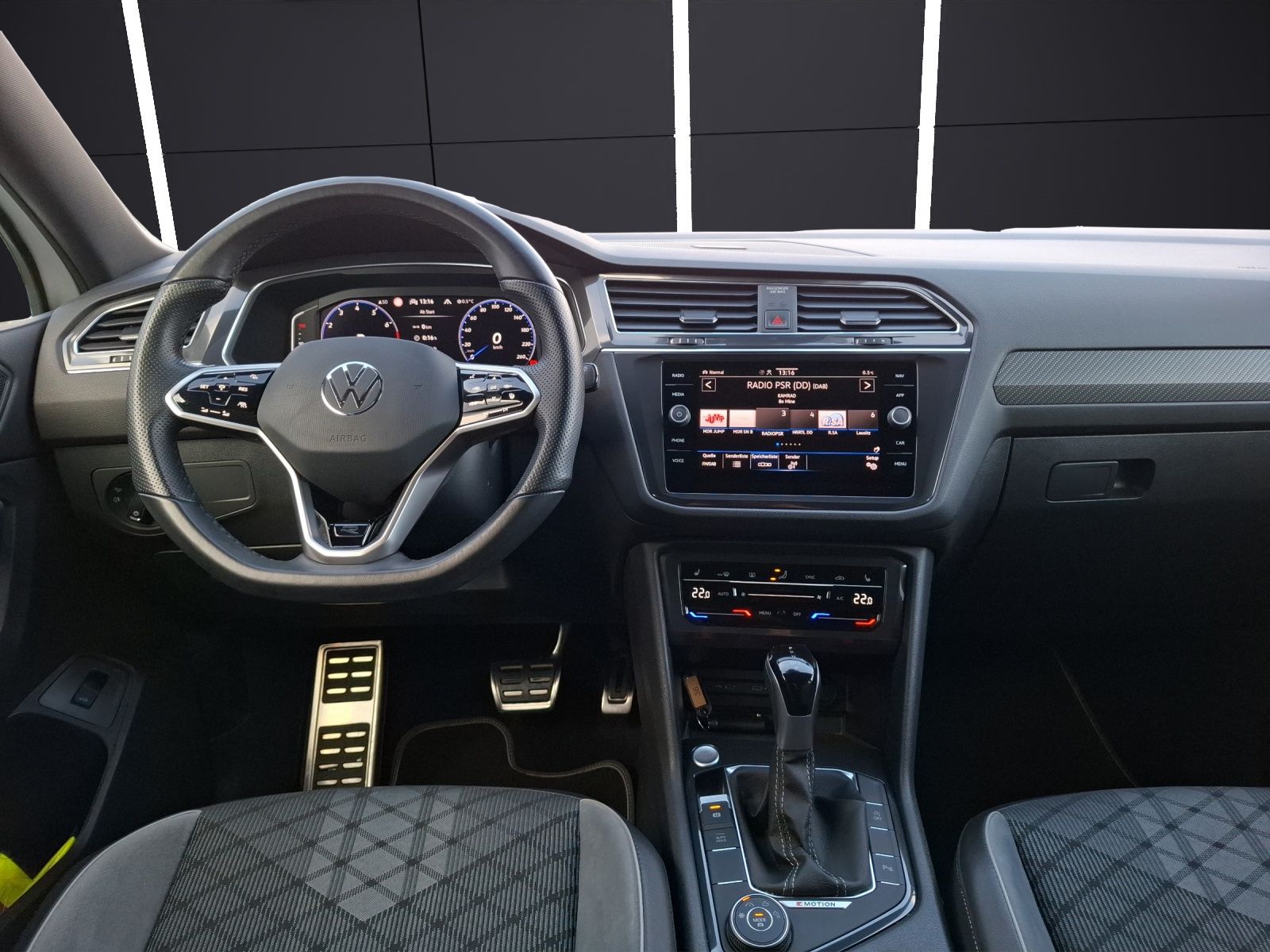 Fahrzeugabbildung Volkswagen Tiguan Allspace TSI R-Line DSG 4M Matrix Navi AI