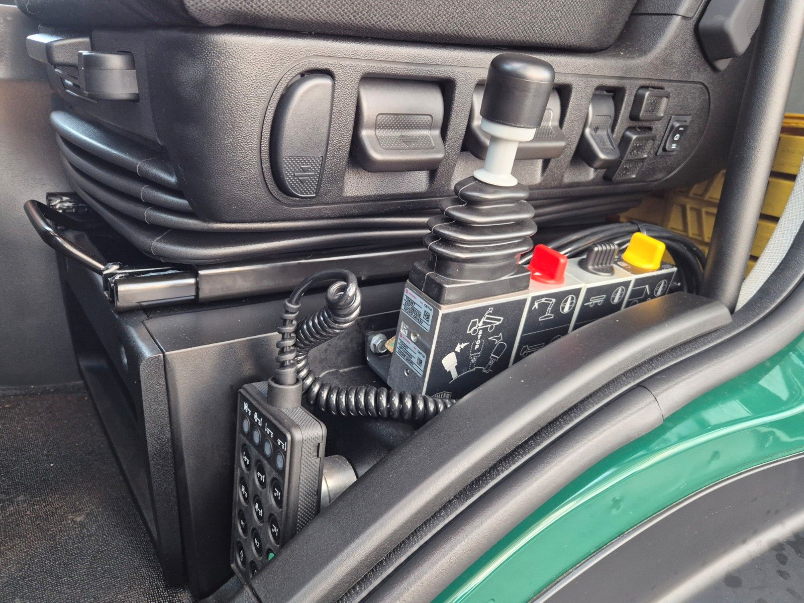 Fahrzeugabbildung Iveco AD200X40/P HR OFF 4x2 Palfinger PK 12.501 FunK