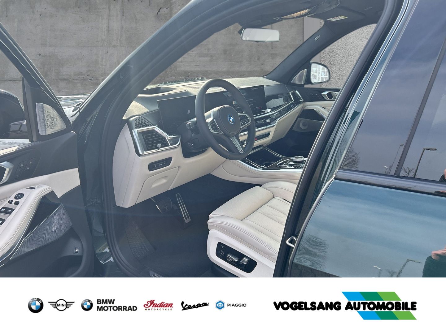 Fahrzeugabbildung BMW X5 xDrive50e M Sport Pro Park-Assistent Pano AHK