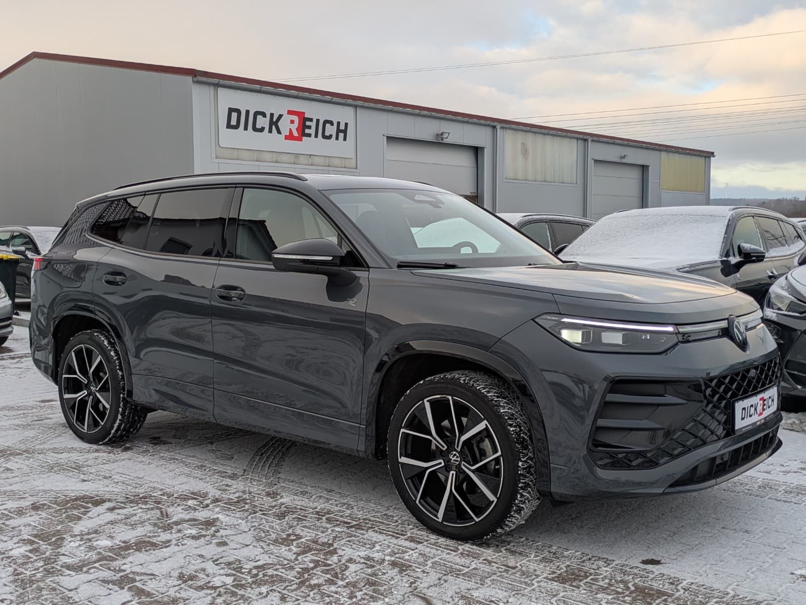 Fahrzeugabbildung Volkswagen Tayron 2.0 TDI 4M R-Line BLACK*7Si*MATRIX*PANO