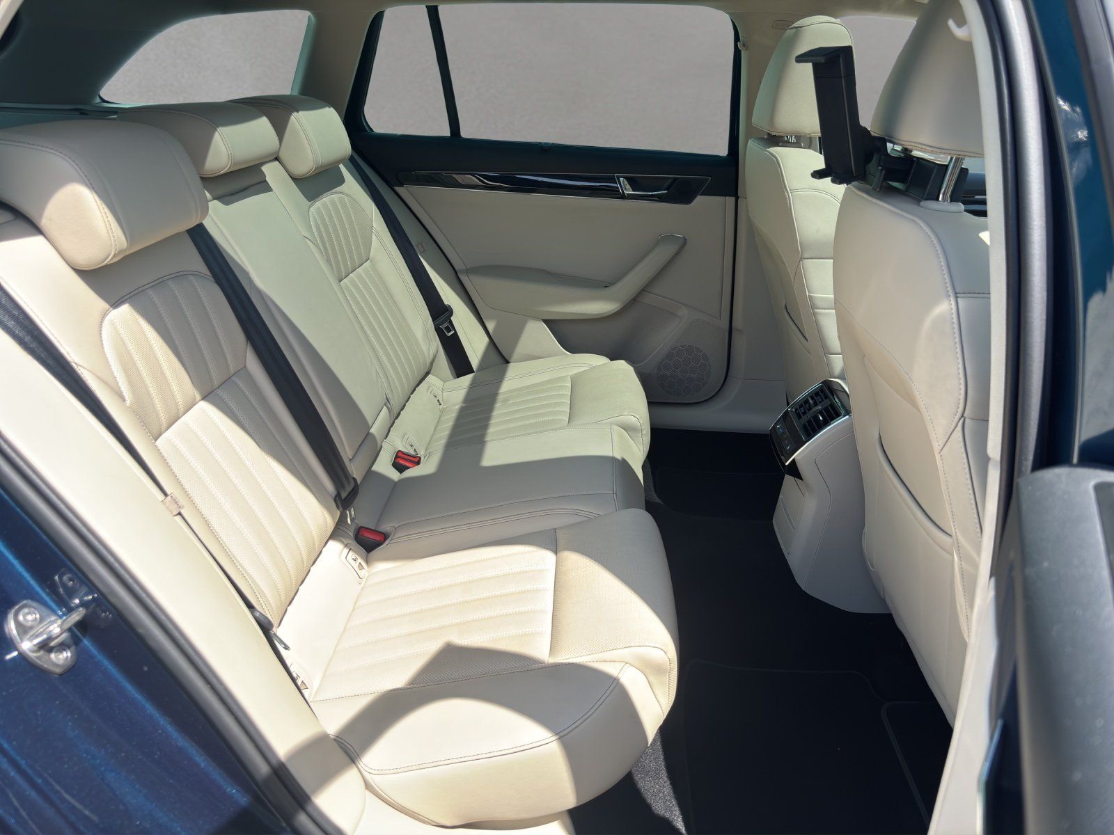 Fahrzeugabbildung SKODA Superb Combi 2.0 TDI L&K 4x4/PANO/AHK/ACC/360°KA