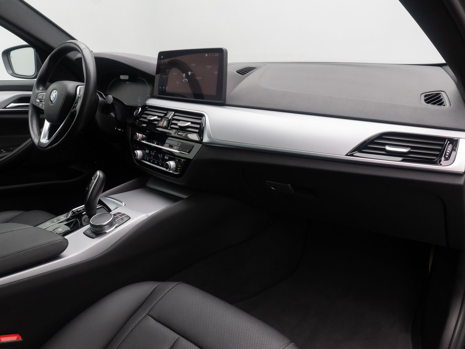 Fahrzeugabbildung BMW 530e xD Panorama 360&deg;DAB HiFi 4xKlima AHK Alarm