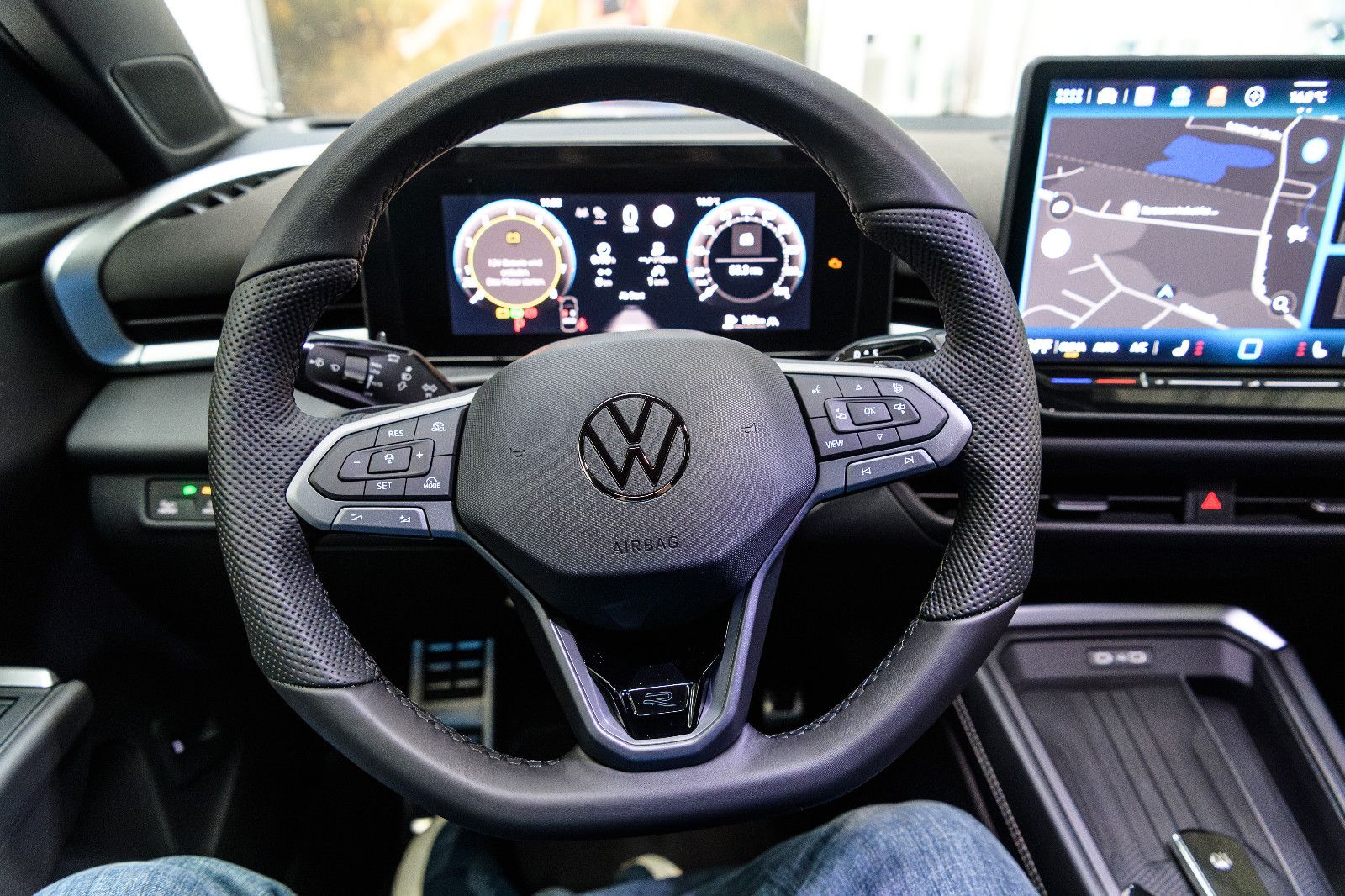 Fahrzeugabbildung Volkswagen T-Roc  1.5l TSI  DSG R-Line Black Style