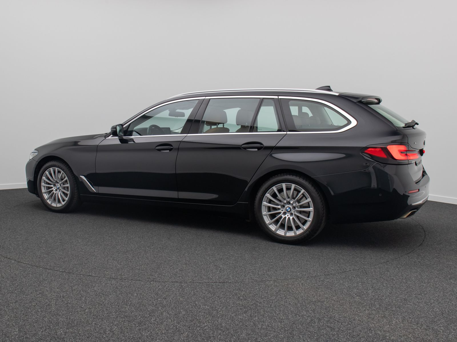 Fahrzeugabbildung BMW 540d xD Luxury Line Panorama HUD HIFi DAB DisKey