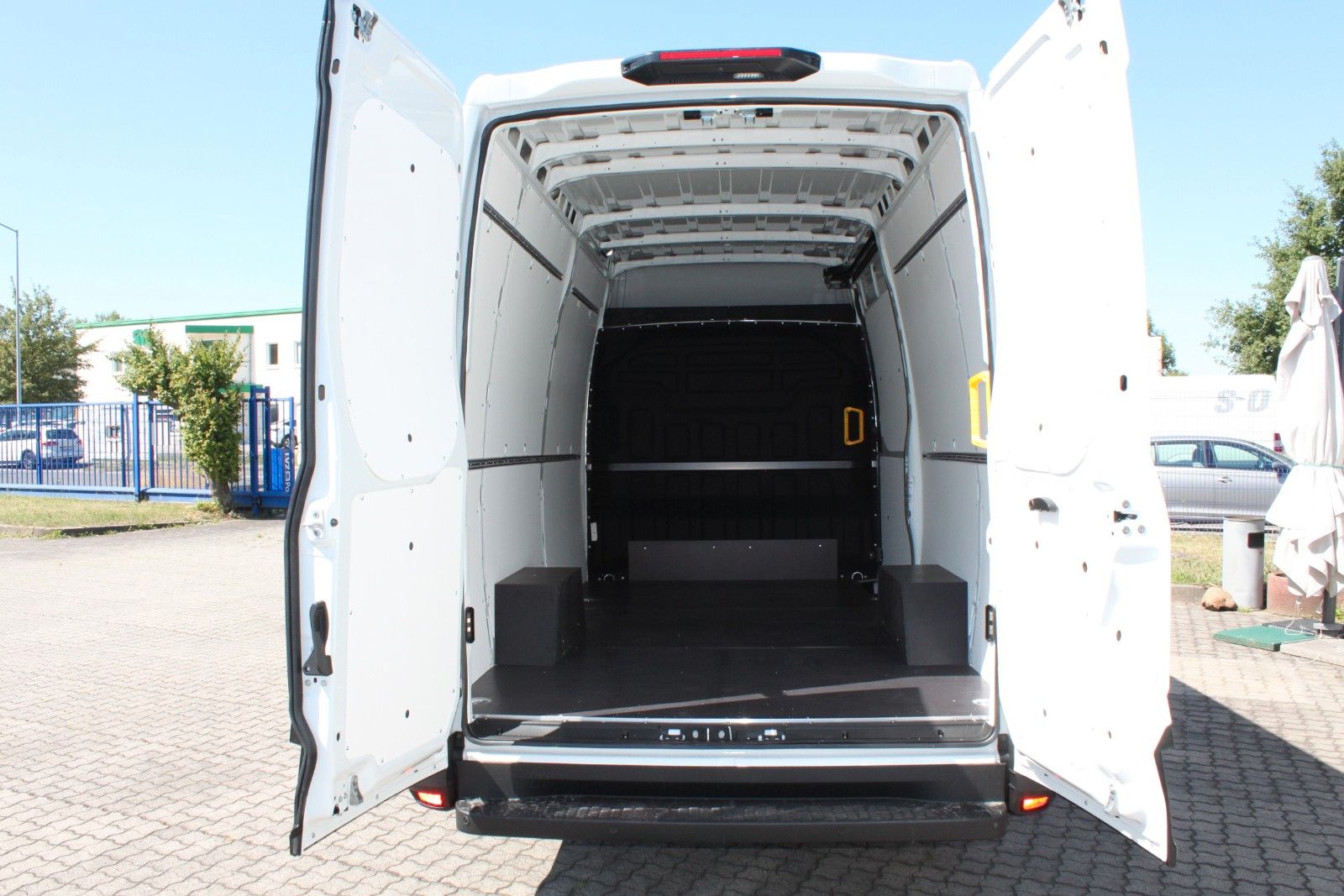 Fahrzeugabbildung Iveco Daily 3,0 Autom. Airline/Boden/Verkleidung