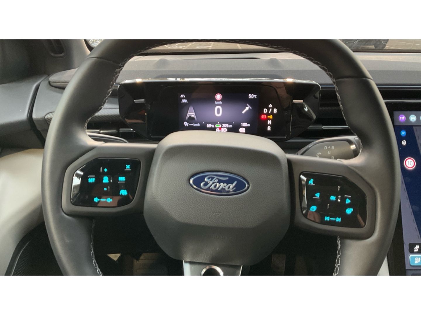 Fahrzeugabbildung Ford Capri 210 kW RWD Premium Tempomat Kamera Navi