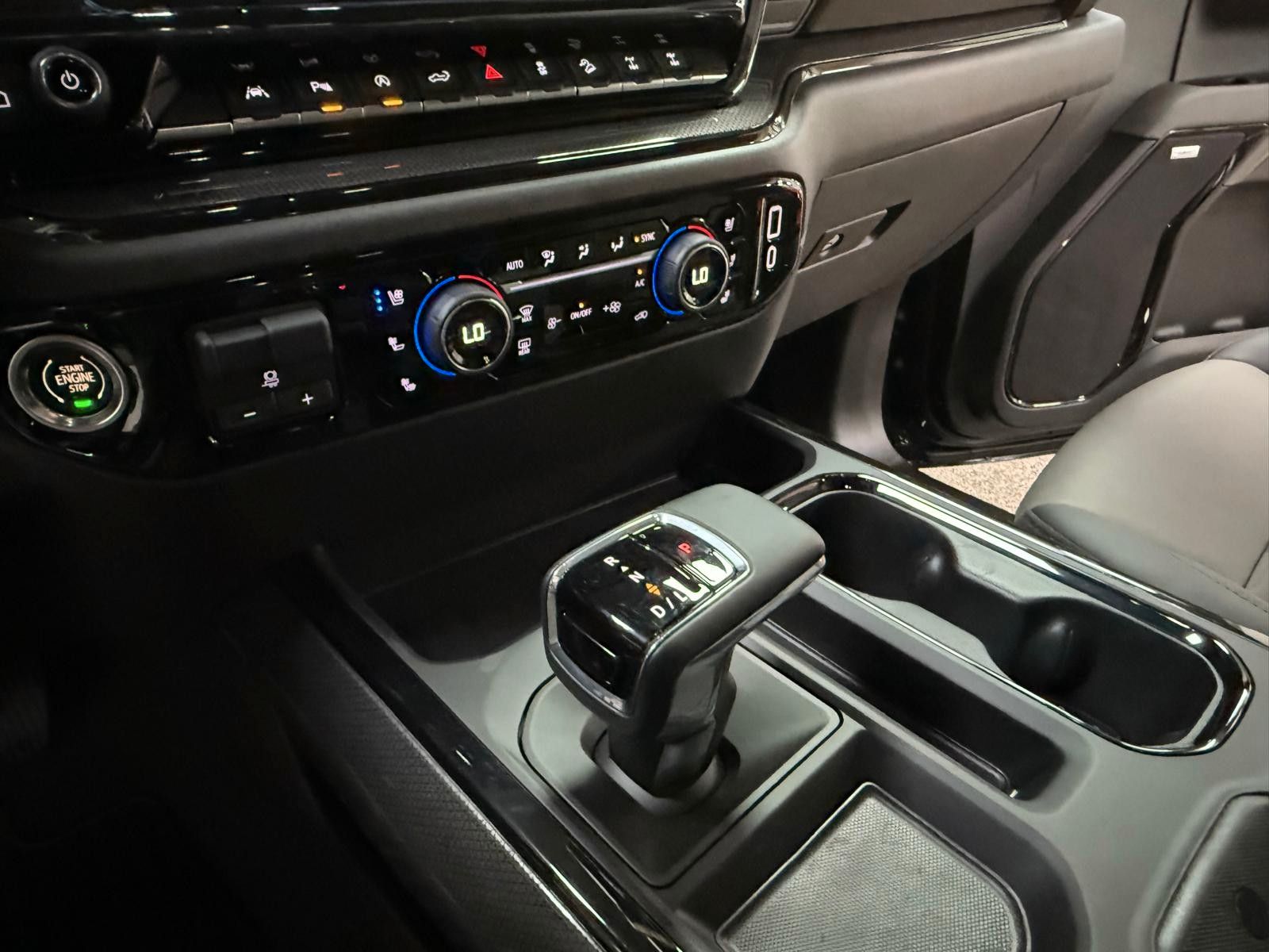Fahrzeugabbildung Chevrolet 2026 SILVERADO ZR2 OFF ROAD-SIDE ST 6.2L V8-4x4