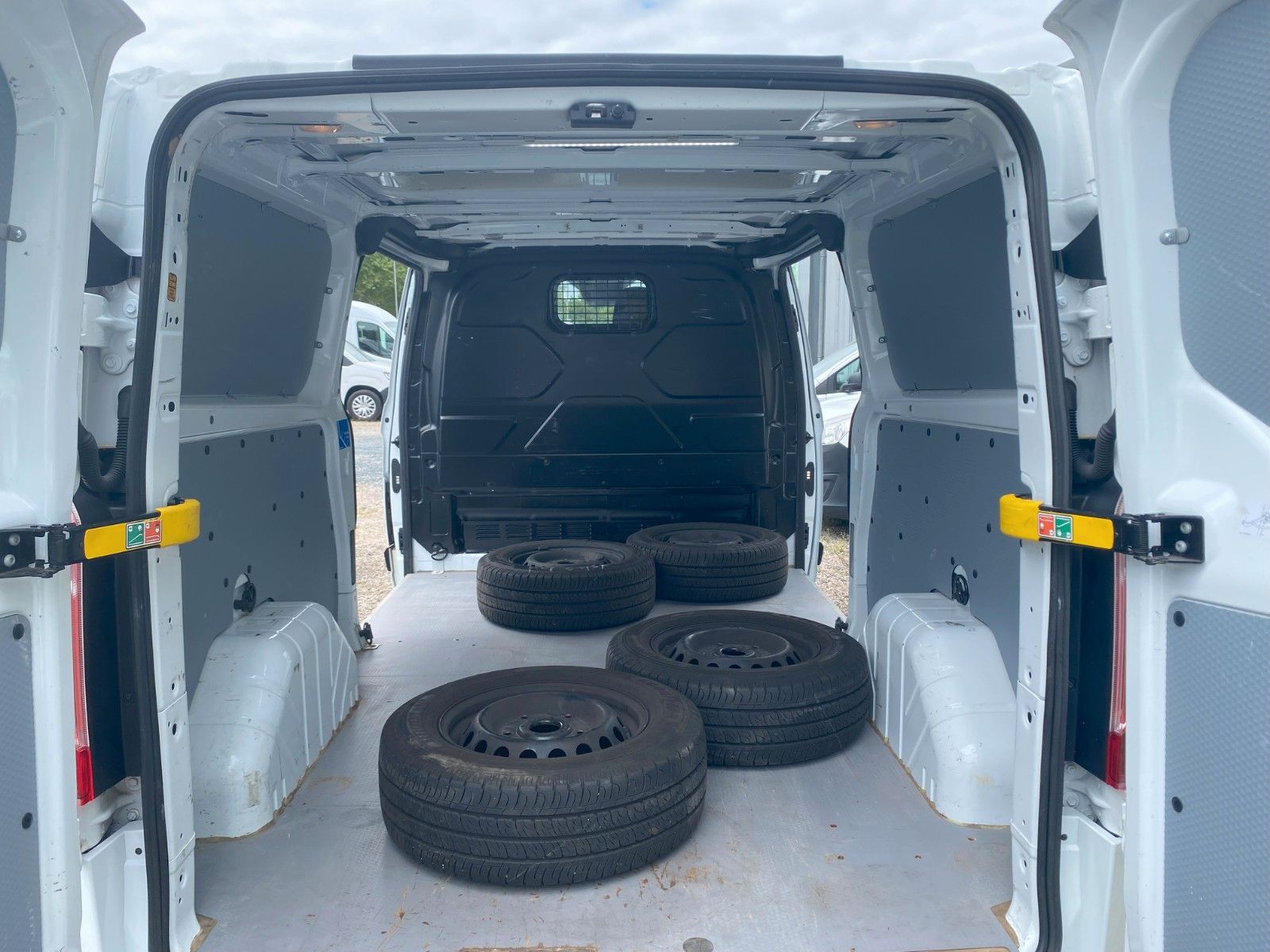 Fahrzeugabbildung Ford Transit Custom Kasten 300 L2 Trend,AHK,Automatic