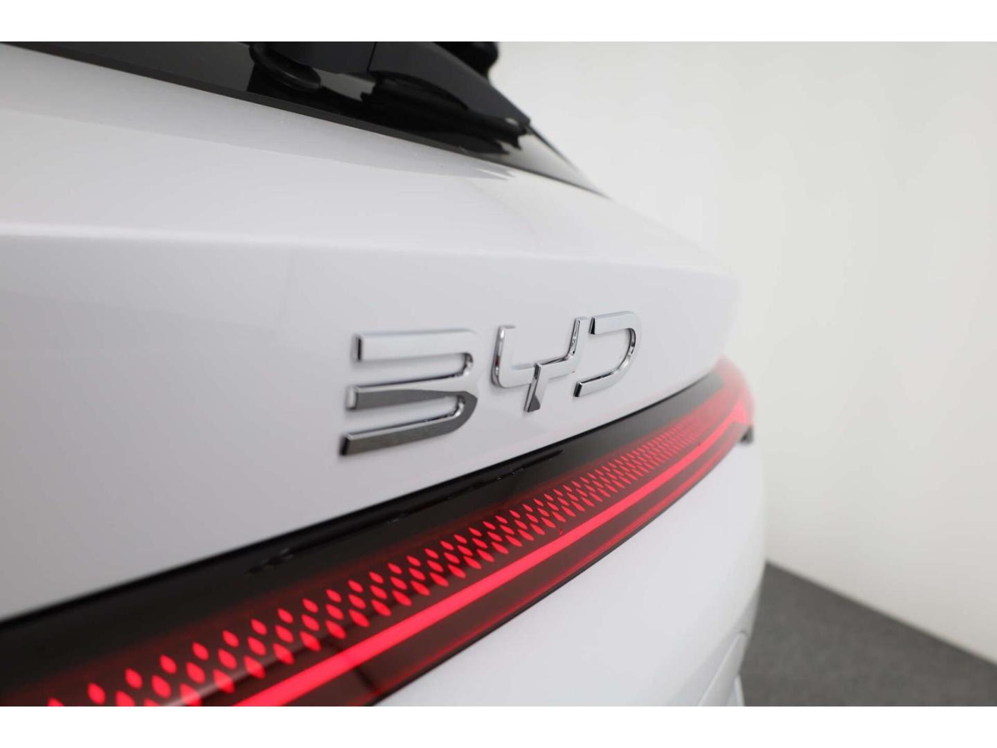 BYD Seal U DM-i Boost LP: 41.899,- /Top-View/Head-up