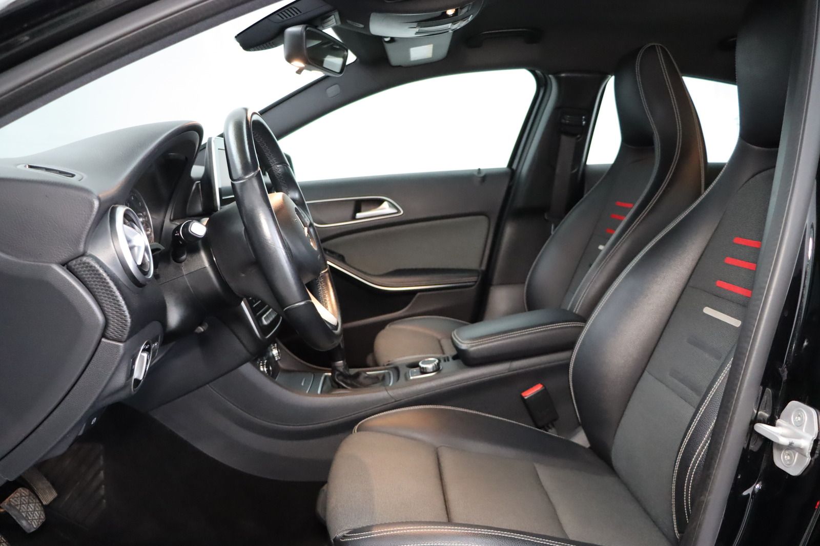 Fahrzeugabbildung Mercedes-Benz A 180 d * Navi * PDC * HU/AU neu