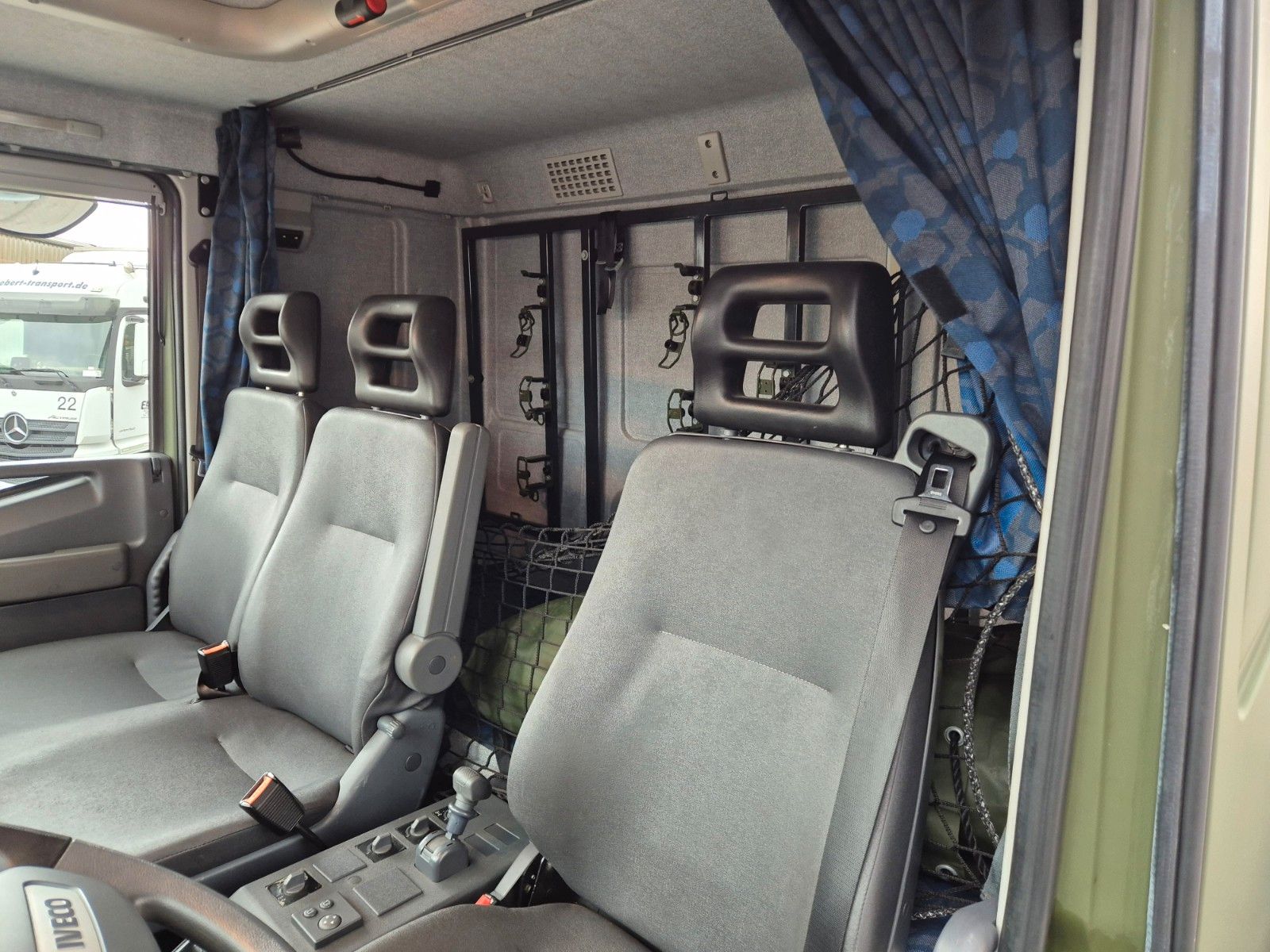 Fahrzeugabbildung Iveco Eurocargo ML100E22WM-BW 4x4 Pritsche L-Haus Bett