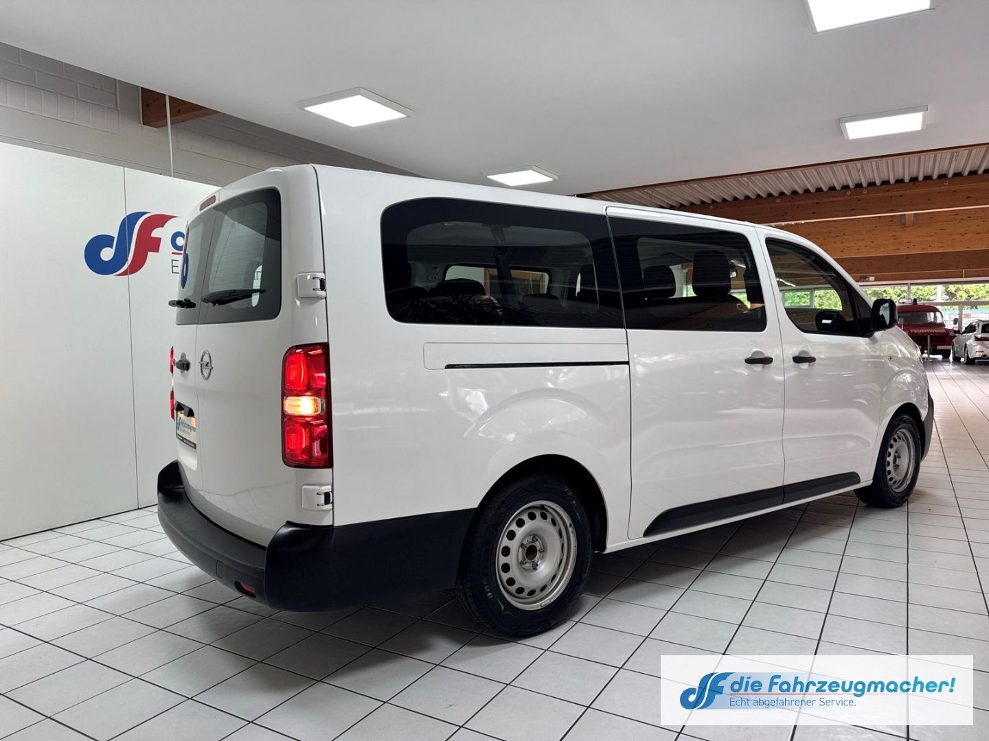 Fahrzeugabbildung Opel Vivaro Kombi L 1.5 D EU6d Apple CarPlay Android