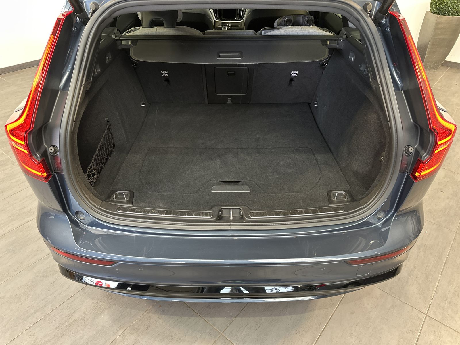 Fahrzeugabbildung Volvo V60 T6 Hybrid Plus Dark AWD NAV+LED+H&K+V-COCK