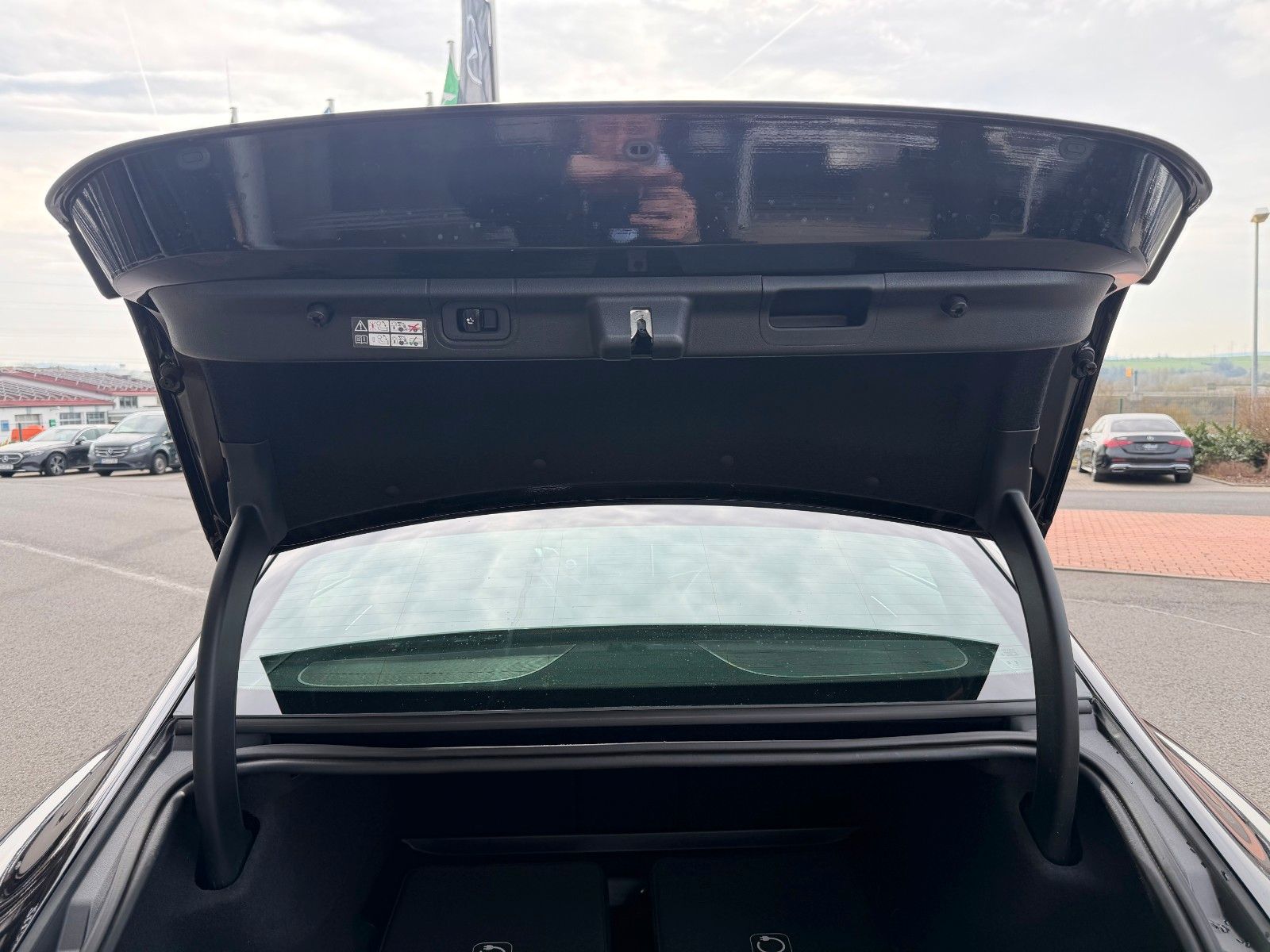 Fahrzeugabbildung Mercedes-Benz EQE 300 Avantgarde+AHK+RFK+Ambiente+HaLenkung