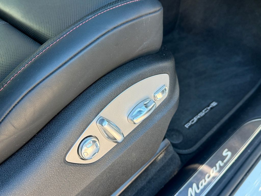 PORSCHE Macan 2023