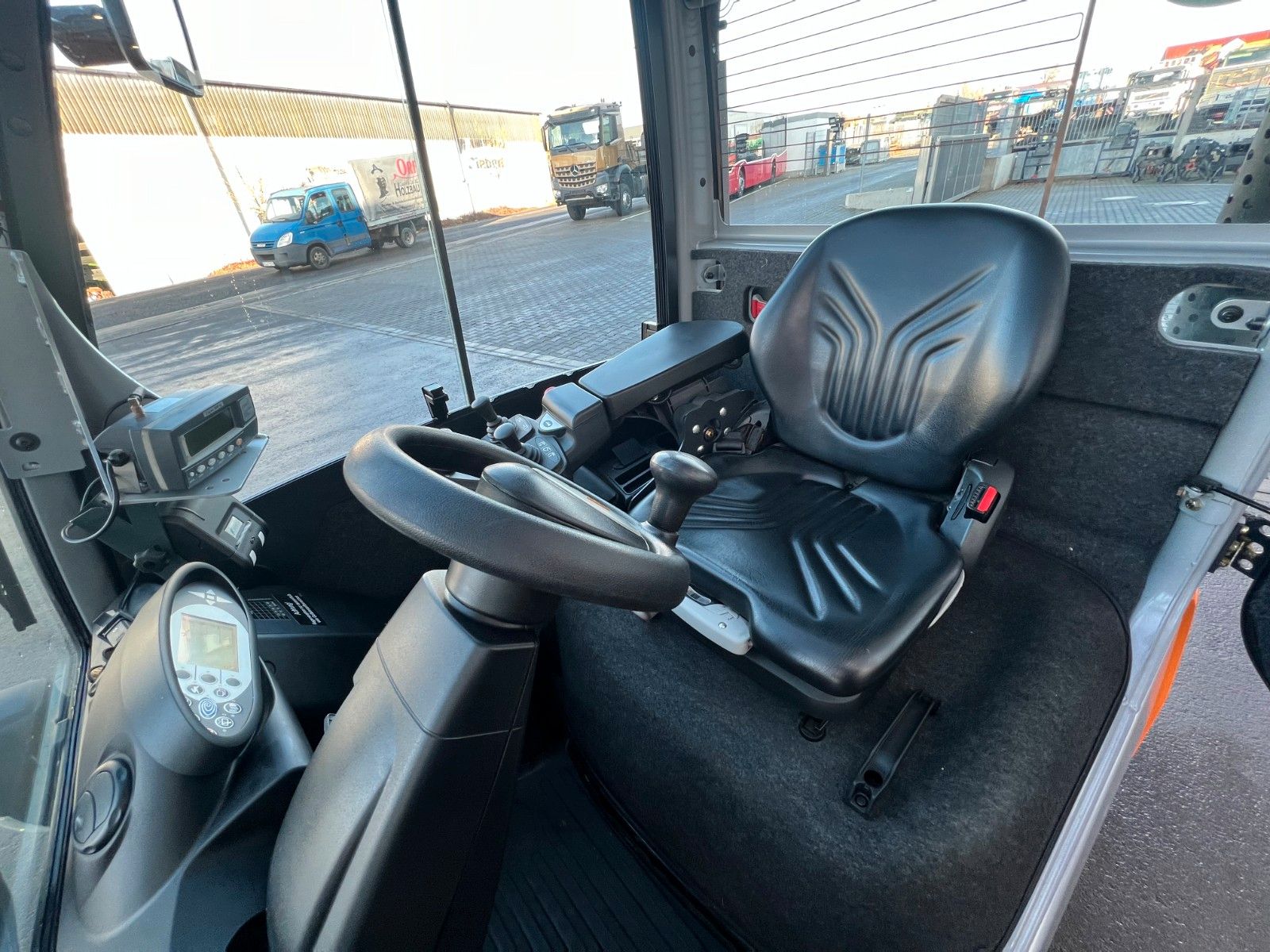 Fahrzeugabbildung Still RX70-30 / Triplex: 4.60m / nur 568h / SS / Waage