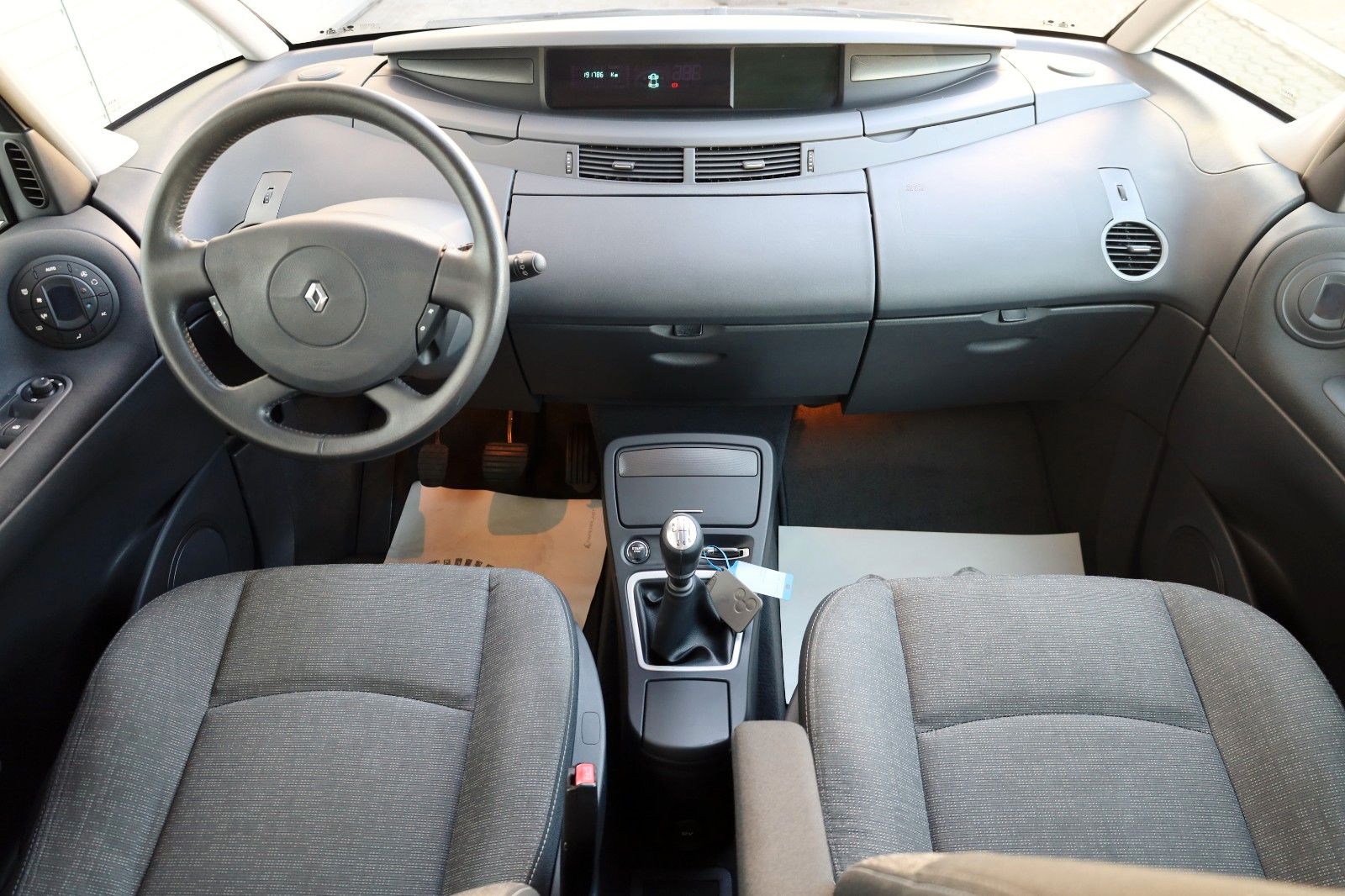 Fahrzeugabbildung Renault Espace IV Navitech Navi,PDC,8 fach bereift