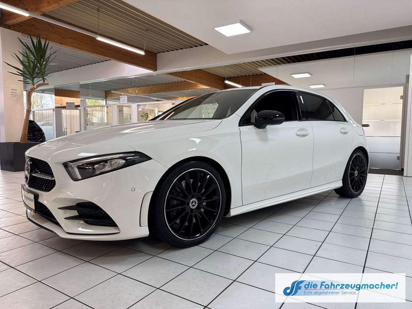 Fahrzeugabbildung Mercedes-Benz A 250 AMG Sportpaket HUD Navi Digitales Cockpit