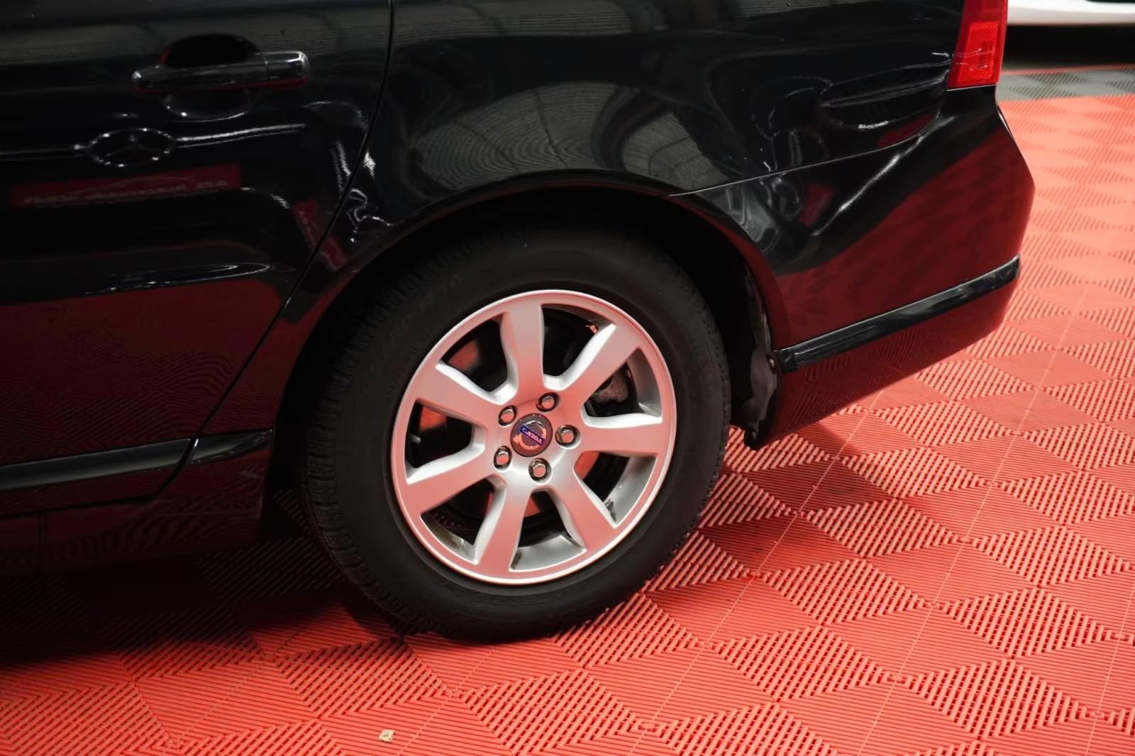 VOLVO V70 1.6D 114 CH KINETIC - 1ERE MAIN - TOIT OUVRANT - GPS - SIEGES CHAUFFANTS - 38 520 KM