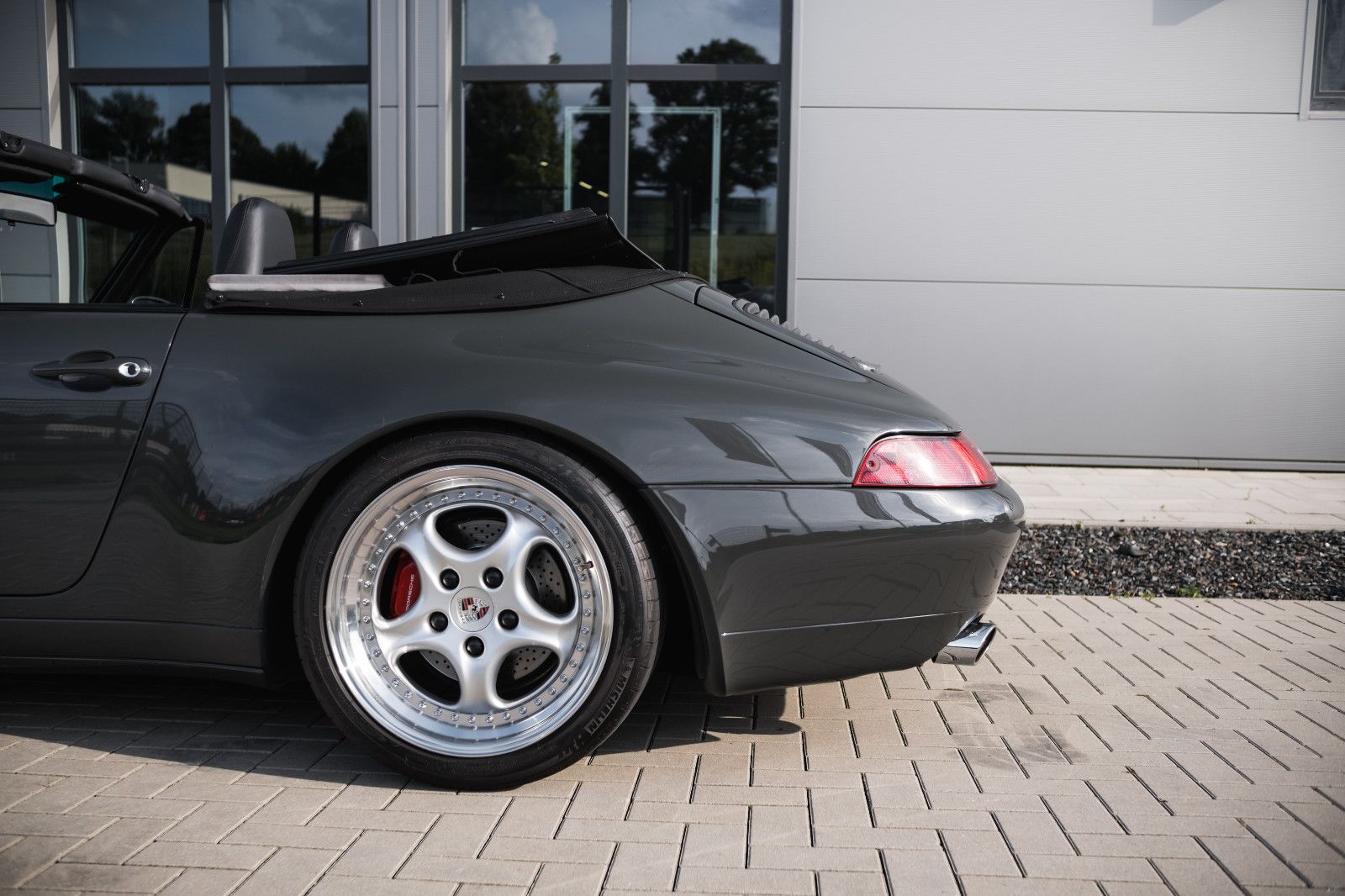 Fahrzeugabbildung Porsche 993 Carrera Cabriolet, NEUWERTIG von APCarDesign