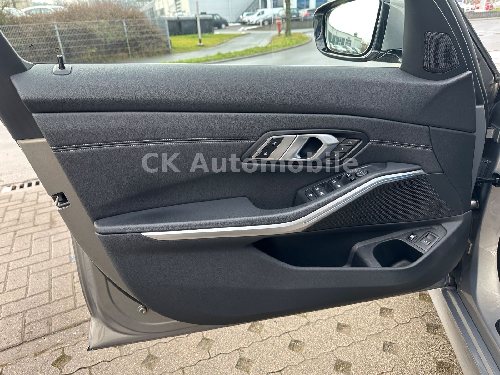 Fahrzeugabbildung BMW 330e Touring Luxury-Line/Leder/Head-Up/Pano/LED
