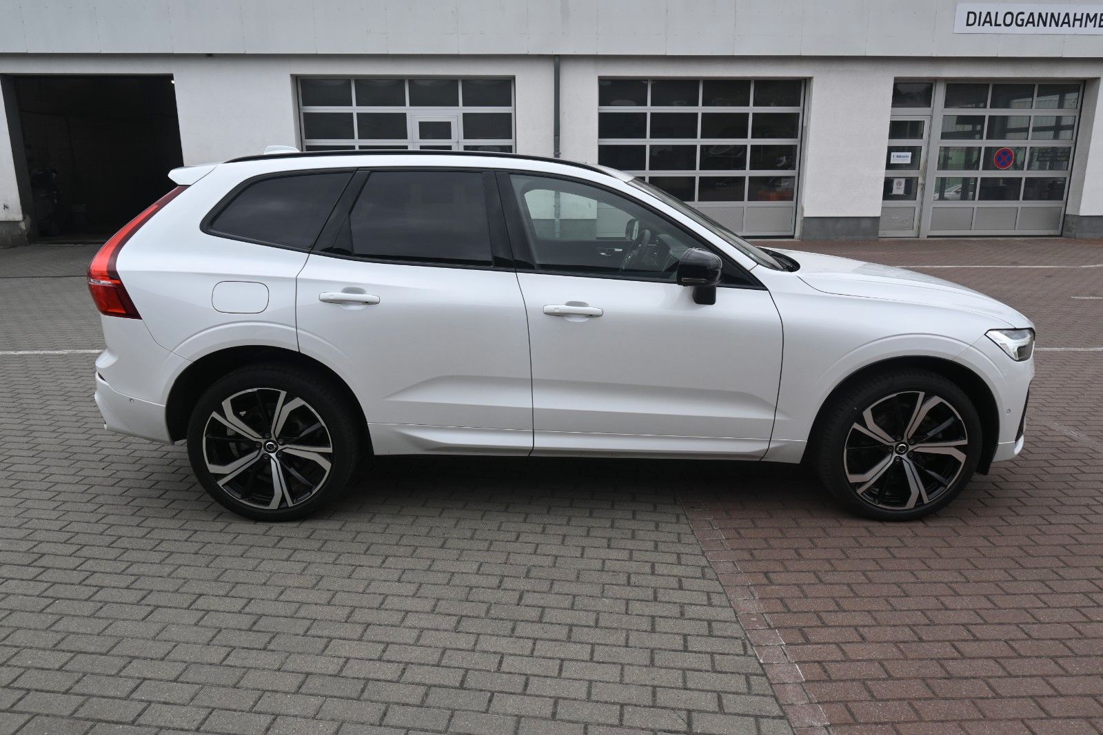 Fahrzeugabbildung Volvo XC60 T8 PHEV Ultimate Dark*LUFT*360°*ACC*AHK*