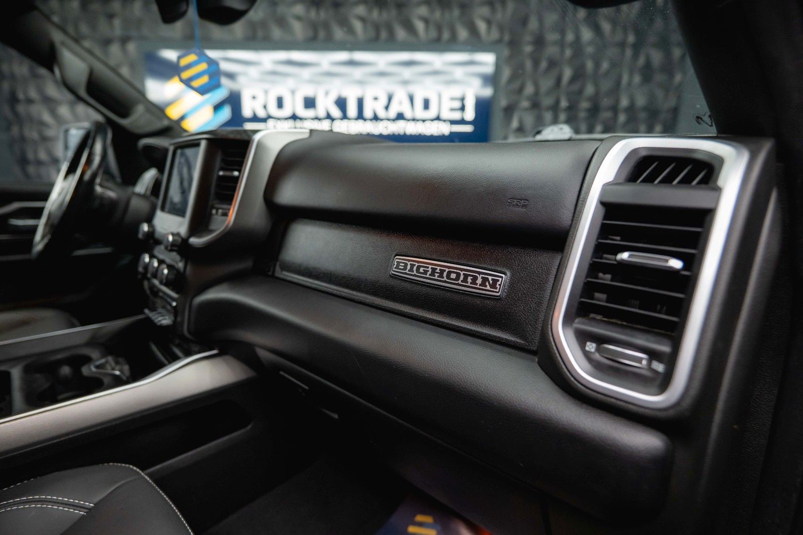 Fahrzeugabbildung Dodge RAM 5.7 V8 HEMI 4x4 OFFROAD Night-Paket *LED*