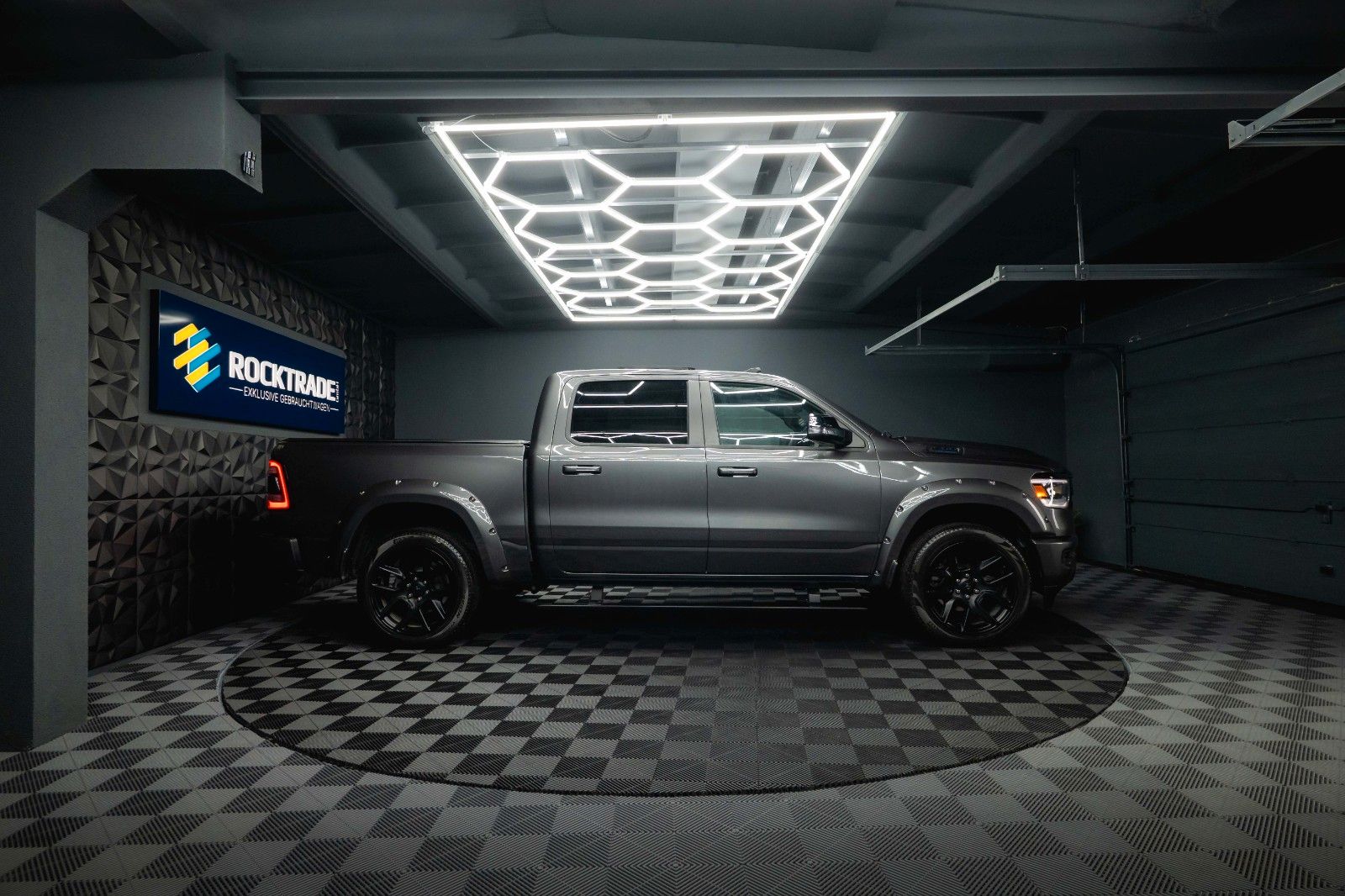 Fahrzeugabbildung Dodge RAM 5.7 V8 HEMI 4x4 Sport Night *Pano*22 Zoll*